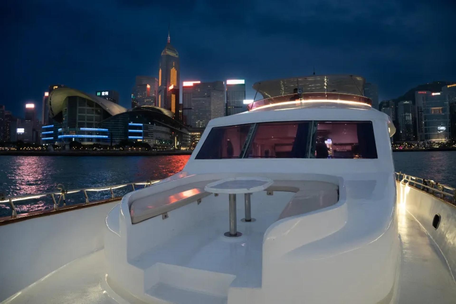 Hong Kong Starlight Night Tour Western-style luxury yacht cruises  - Thumbnail 2