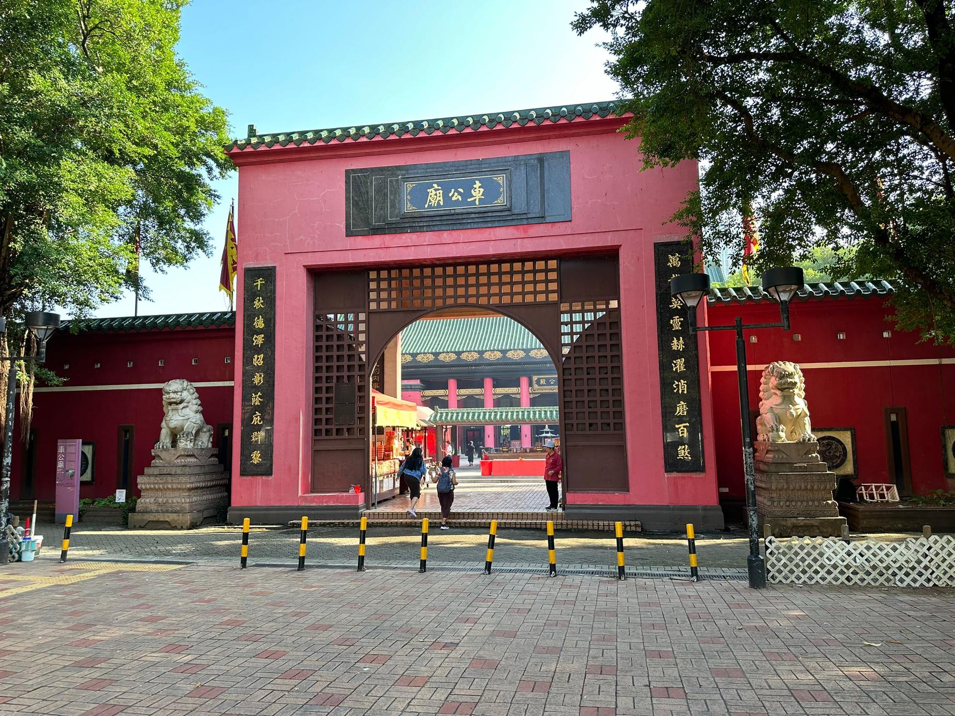 Ultimate Praying Temple Tour in Hong Kong  - Thumbnail 12