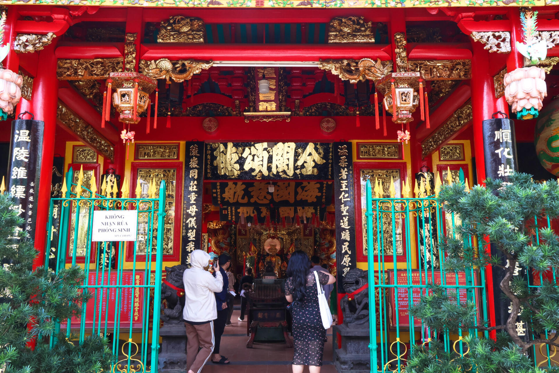 Private Check-out Tour: China Town, Massage, and Airport Drop-off - Thumbnail 2