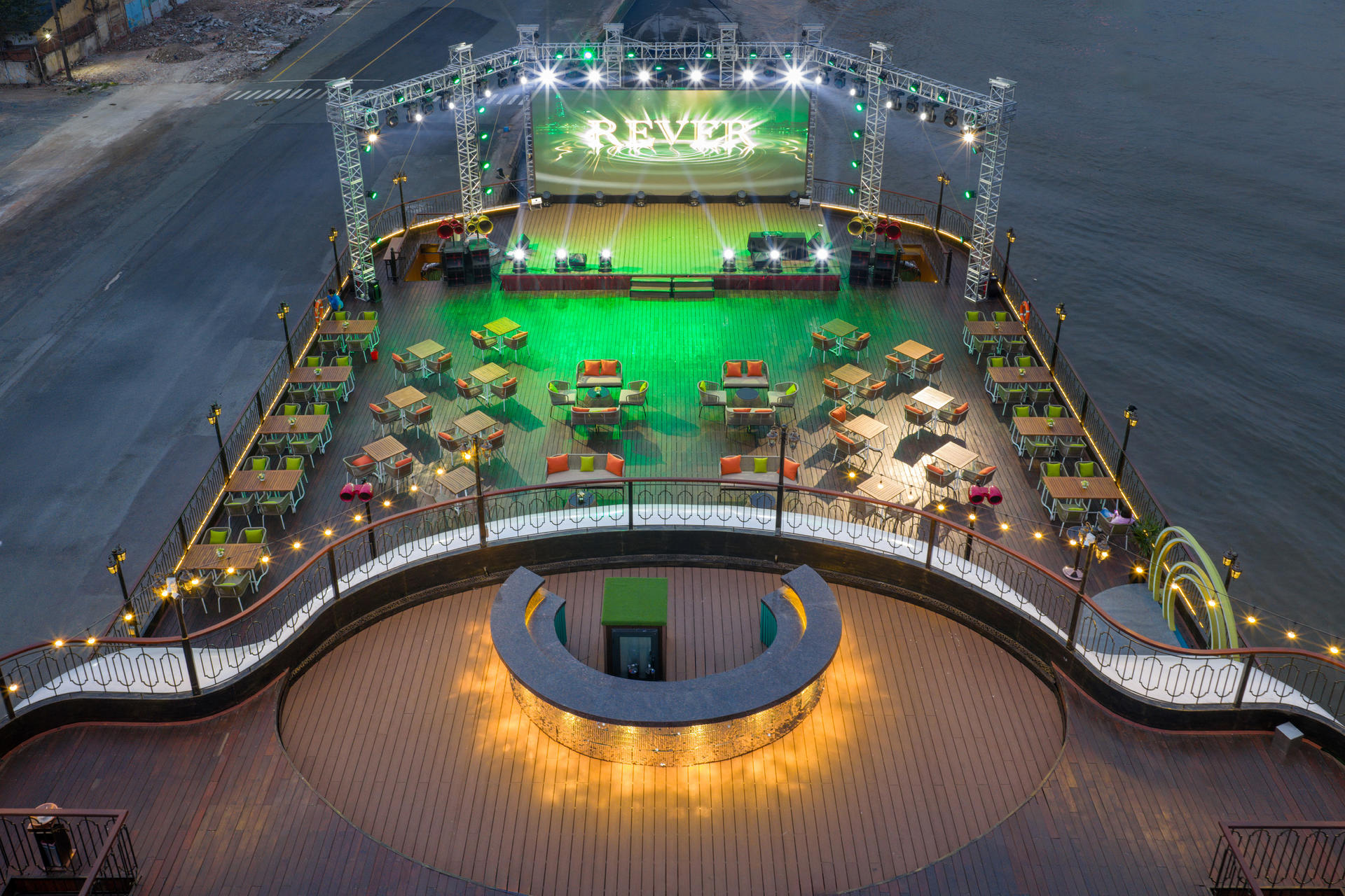 REVER Cruise: A Refined Dining Journey Along the Saigon River - Thumbnail 30