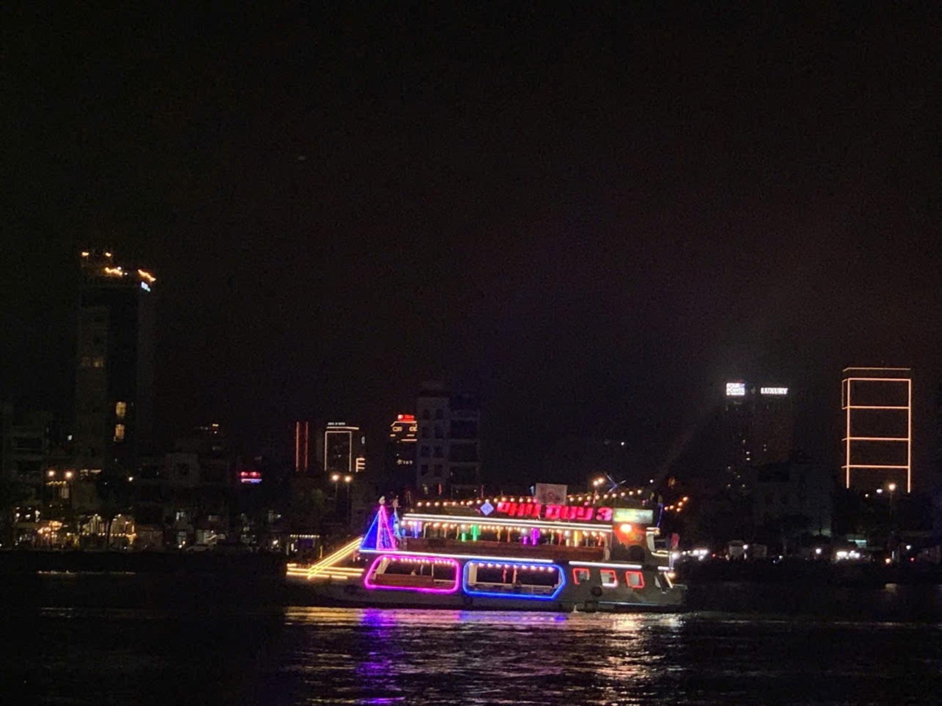 Han River by Night by Phu Quy Cruise in Da Nang - Thumbnail 3