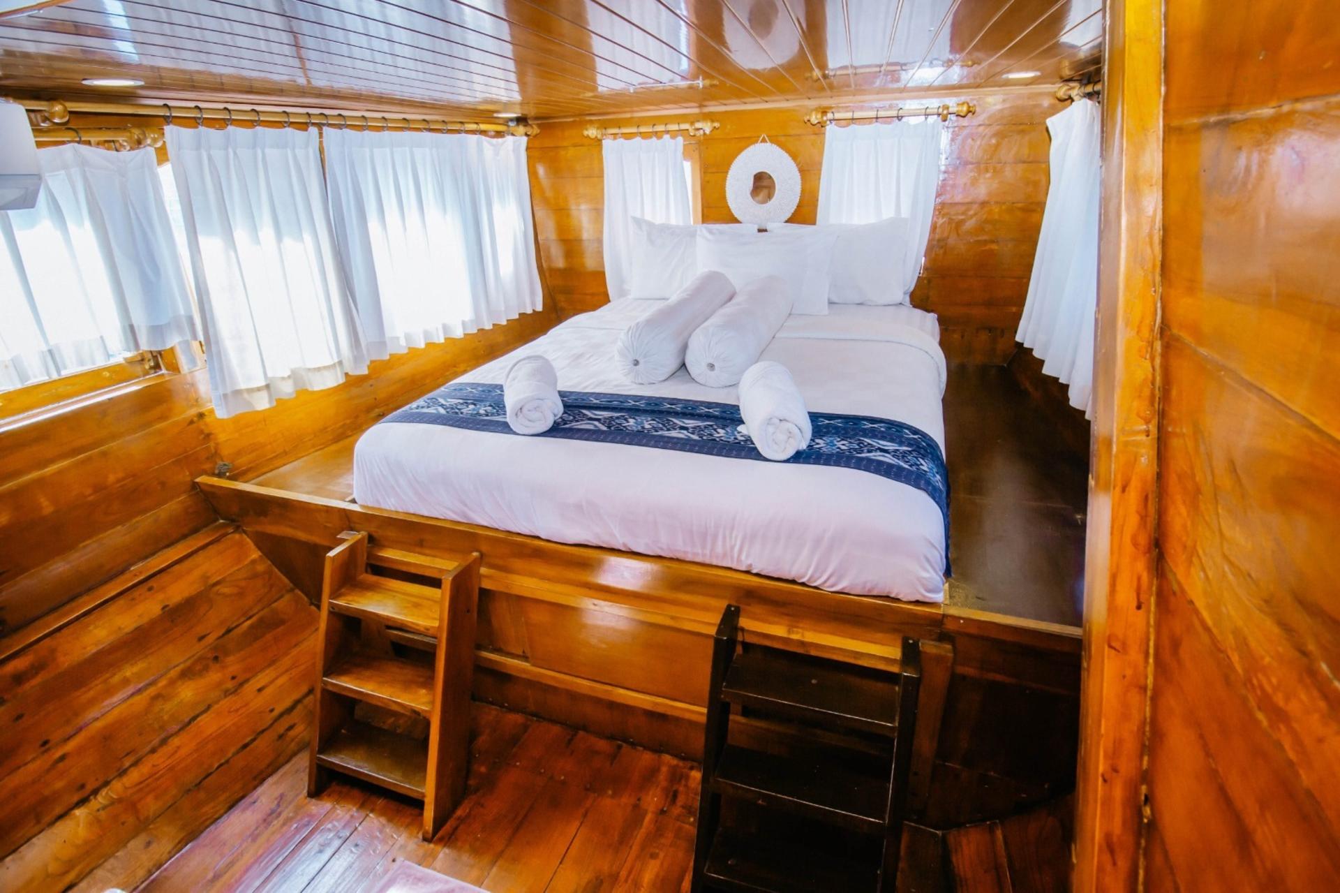 Labuan Bajo Private Full-Day Phinisi Yacht Experience - Thumbnail 4