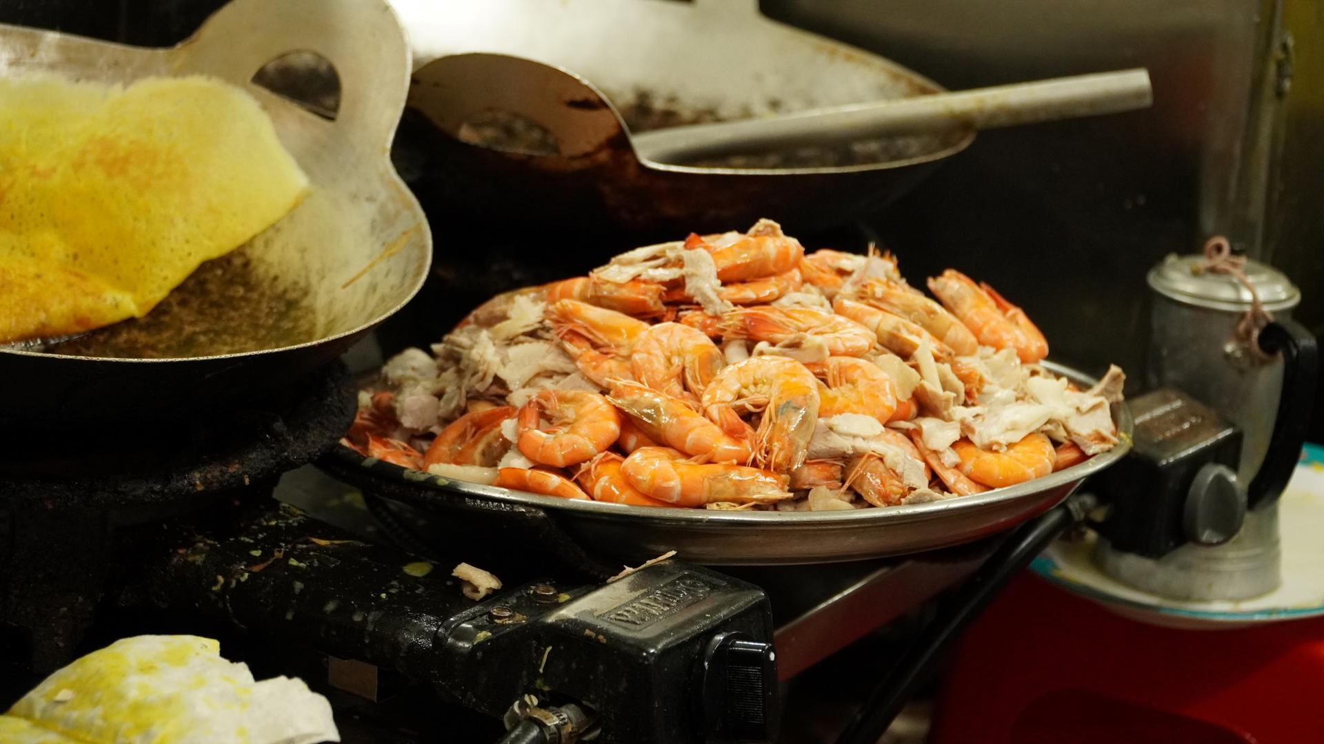 Street Food & Sightseeing Tour with Aodai Rider in Ho Chi Minh City - Thumbnail 8