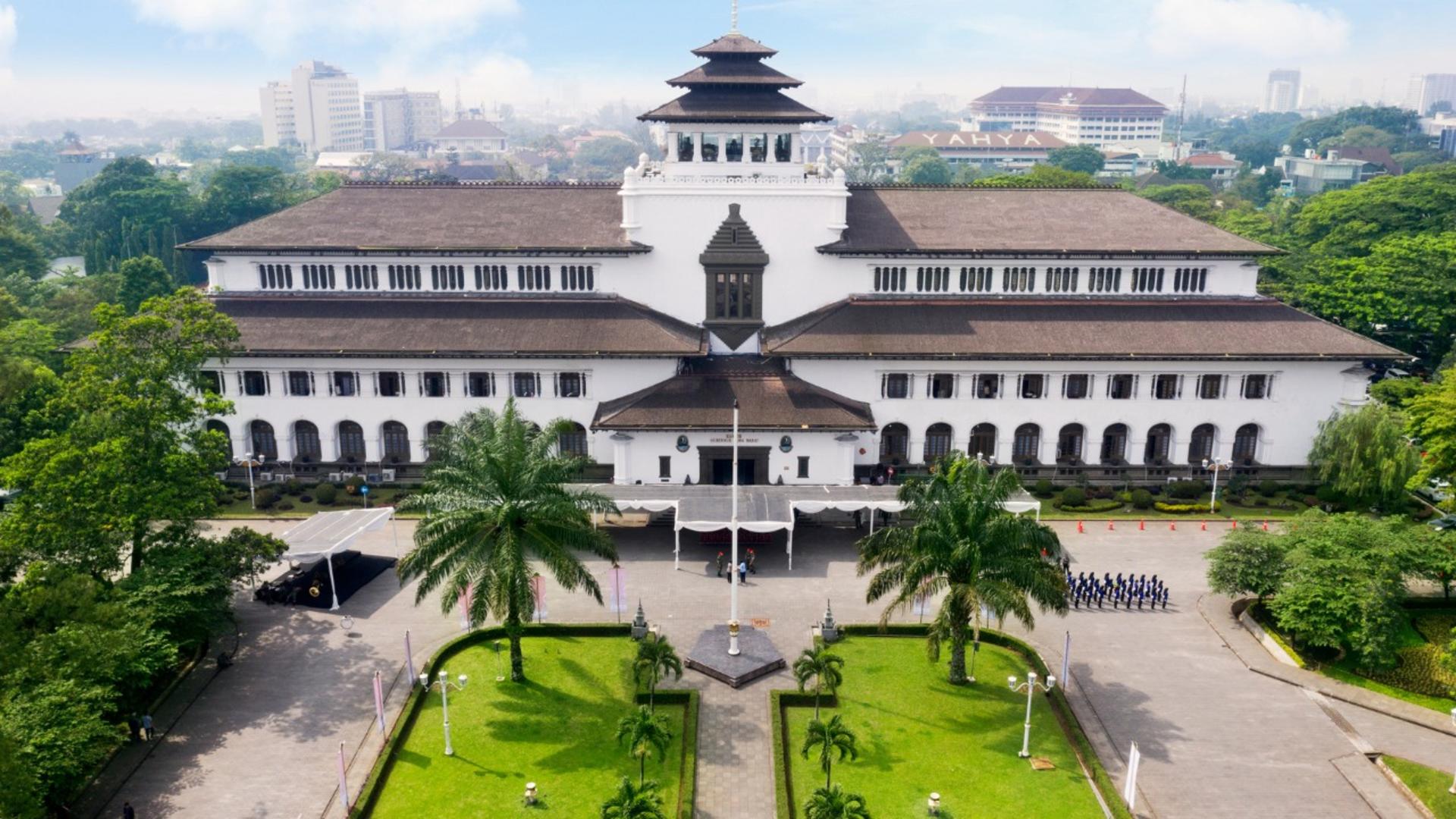 Shopping and Food Tour with Multilingual Guide in Bandung - Image 1