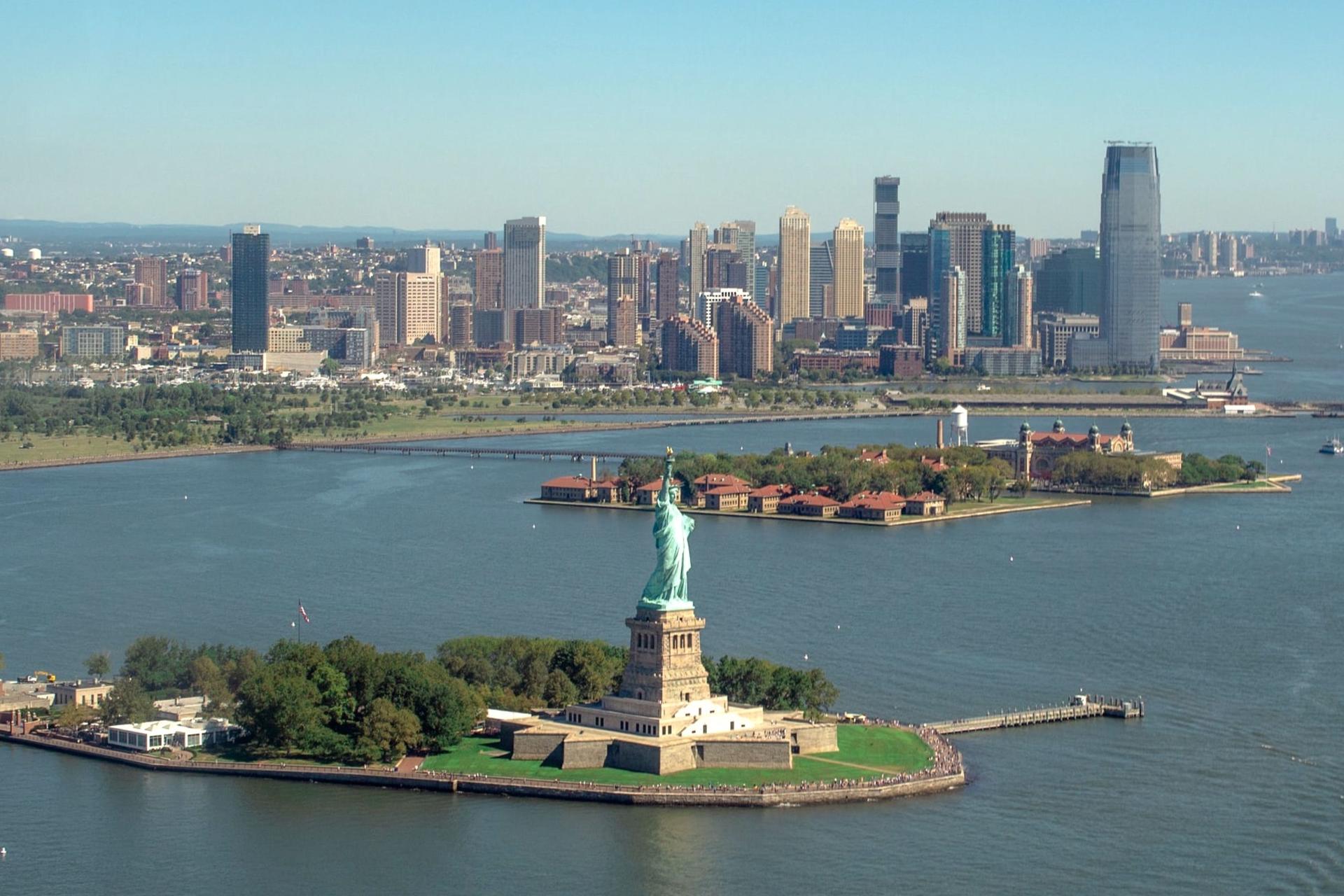 New York Statue of Liberty and Ellis Island Walking Tour - Thumbnail 4