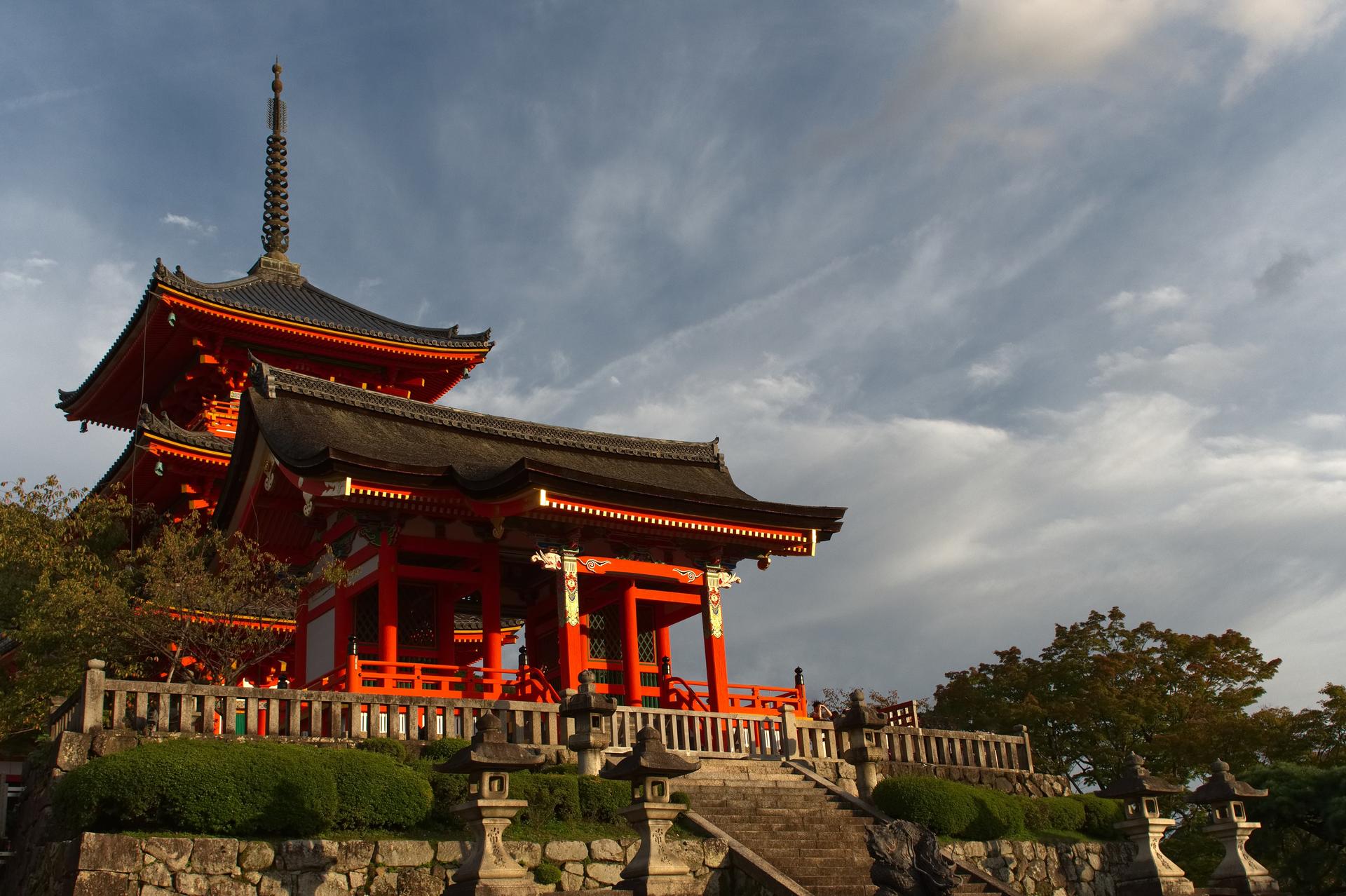 Kiyomizudera, Yasaka Shrine Discovery Walking Tour - Thumbnail 3