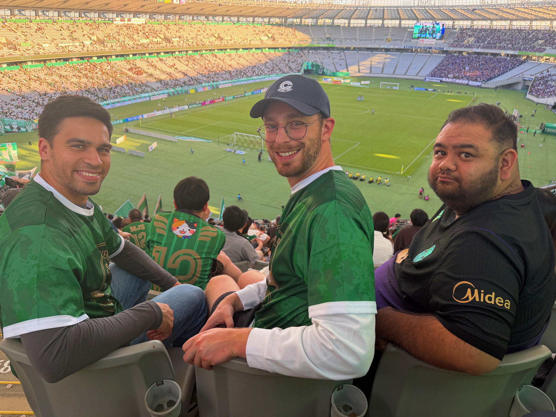 Tokyo: Soccer/Football Match with a Local Fan (with TICKET) - Thumbnail 4