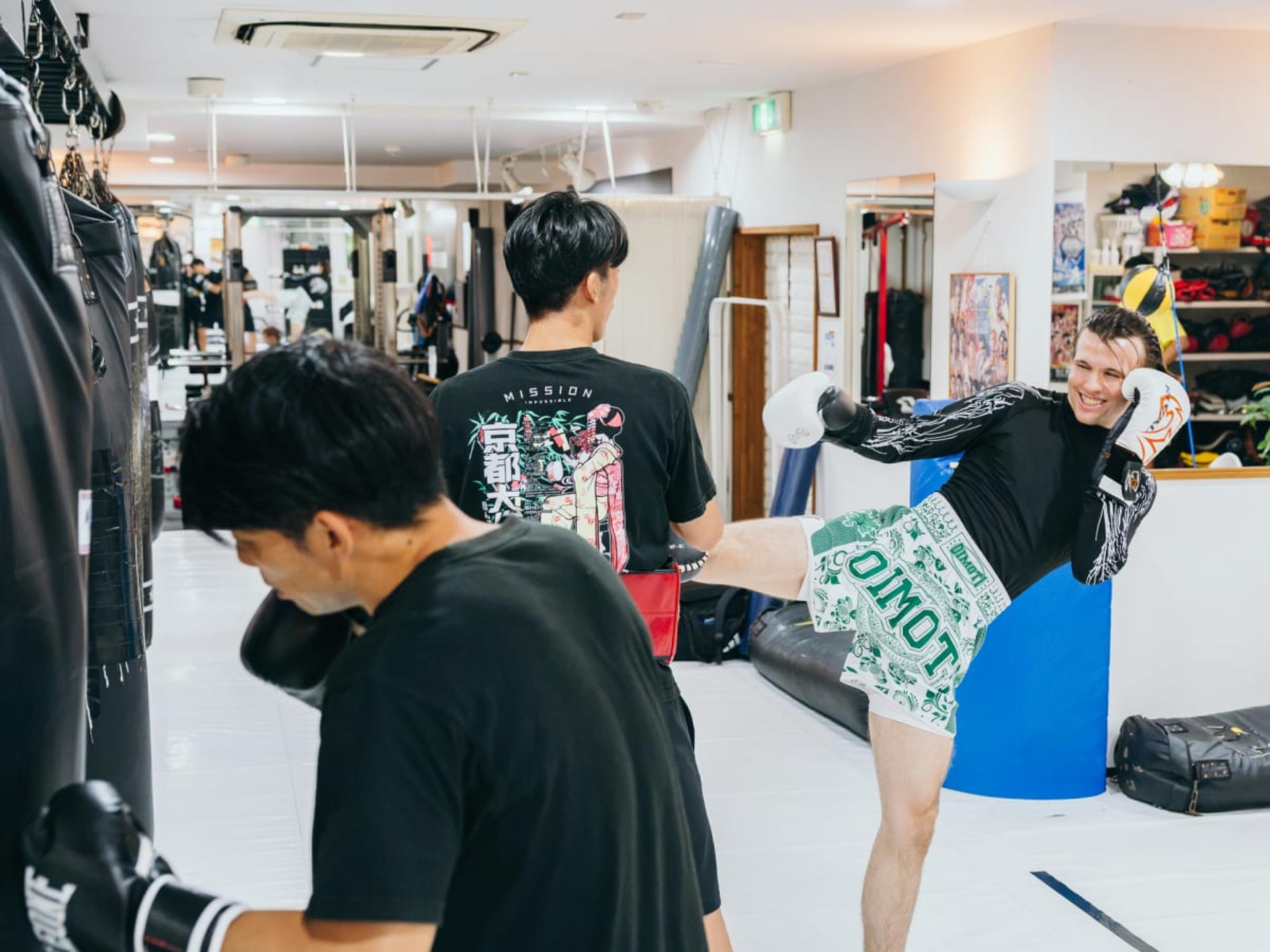 [Experience Tours Osaka]: Kickboxing with Pro Fighters - Thumbnail 4