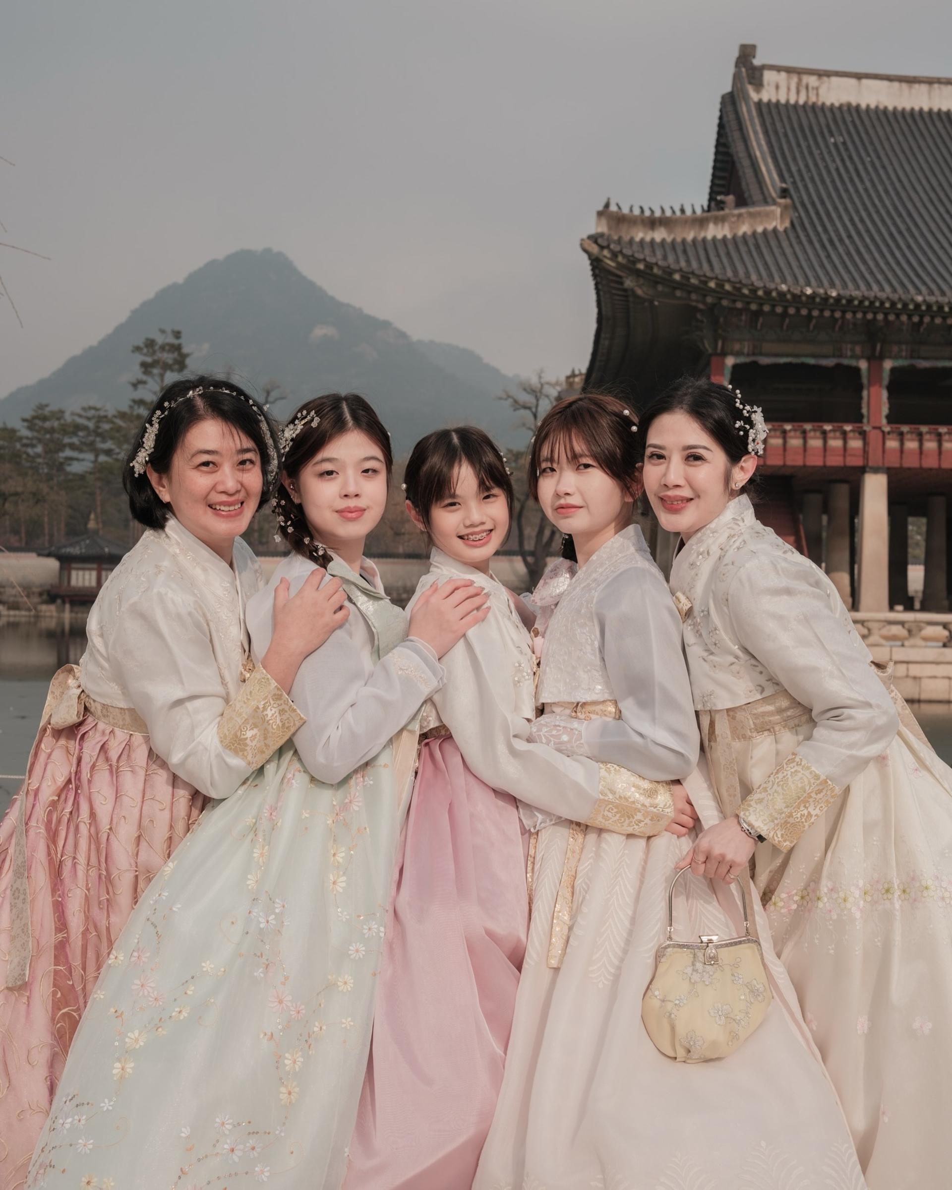 Hanbok Rental with Hairstyling & Accessories at Hanbokgirls - Thumbnail 36