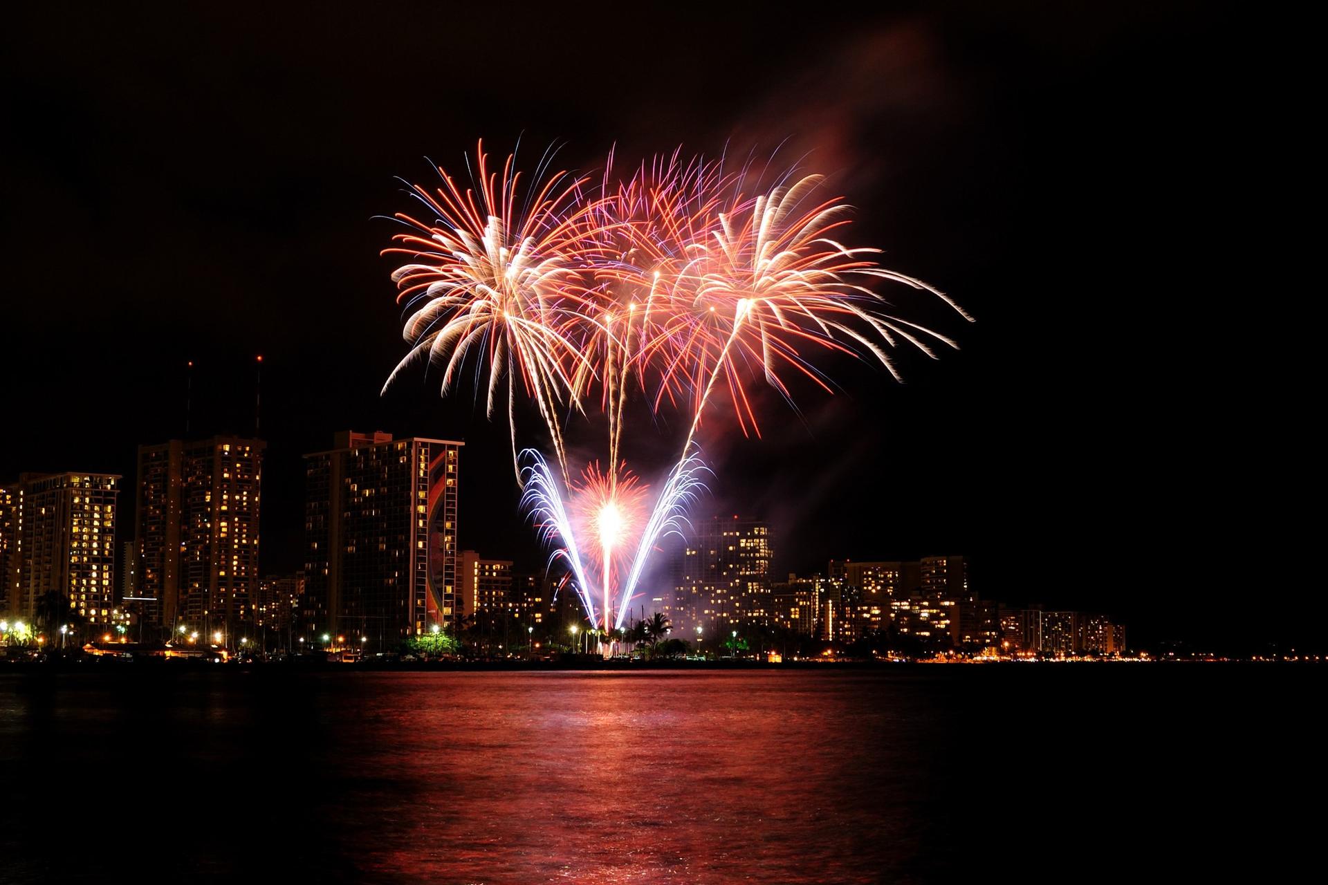 Waikiki Friday Night Fireworks Cruise - Thumbnail 8
