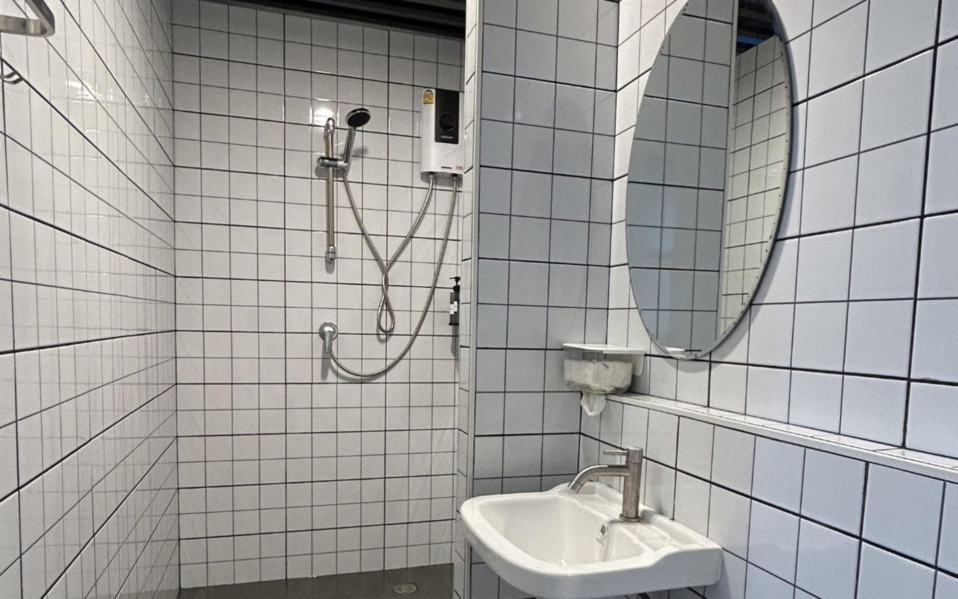 Shower room service in Bangkok - Image 1