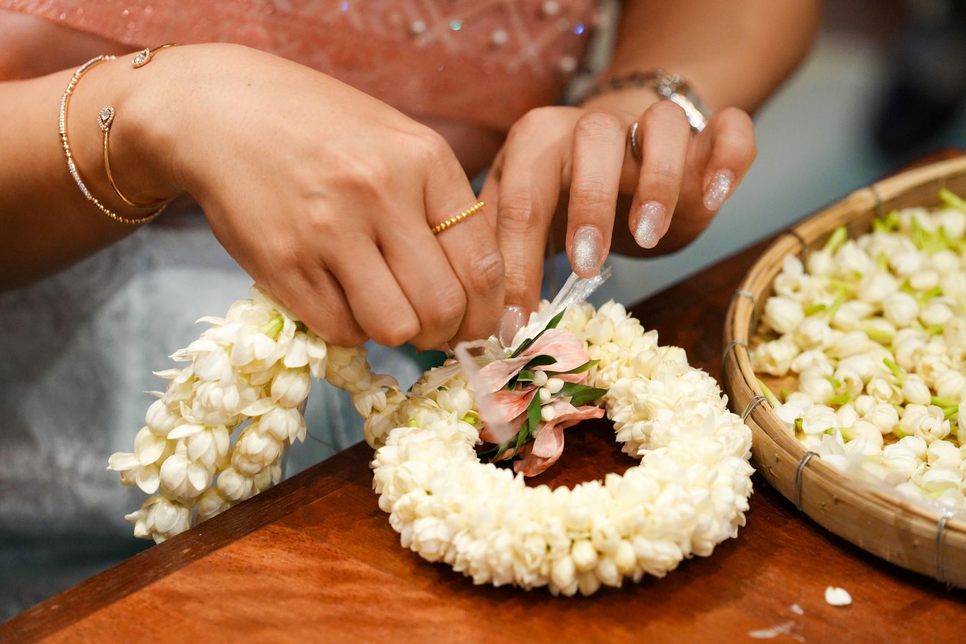 White Lotus Thai Garland Workshop at Pak Khlong Talat Market Tour in Bangkok - Thumbnail 20