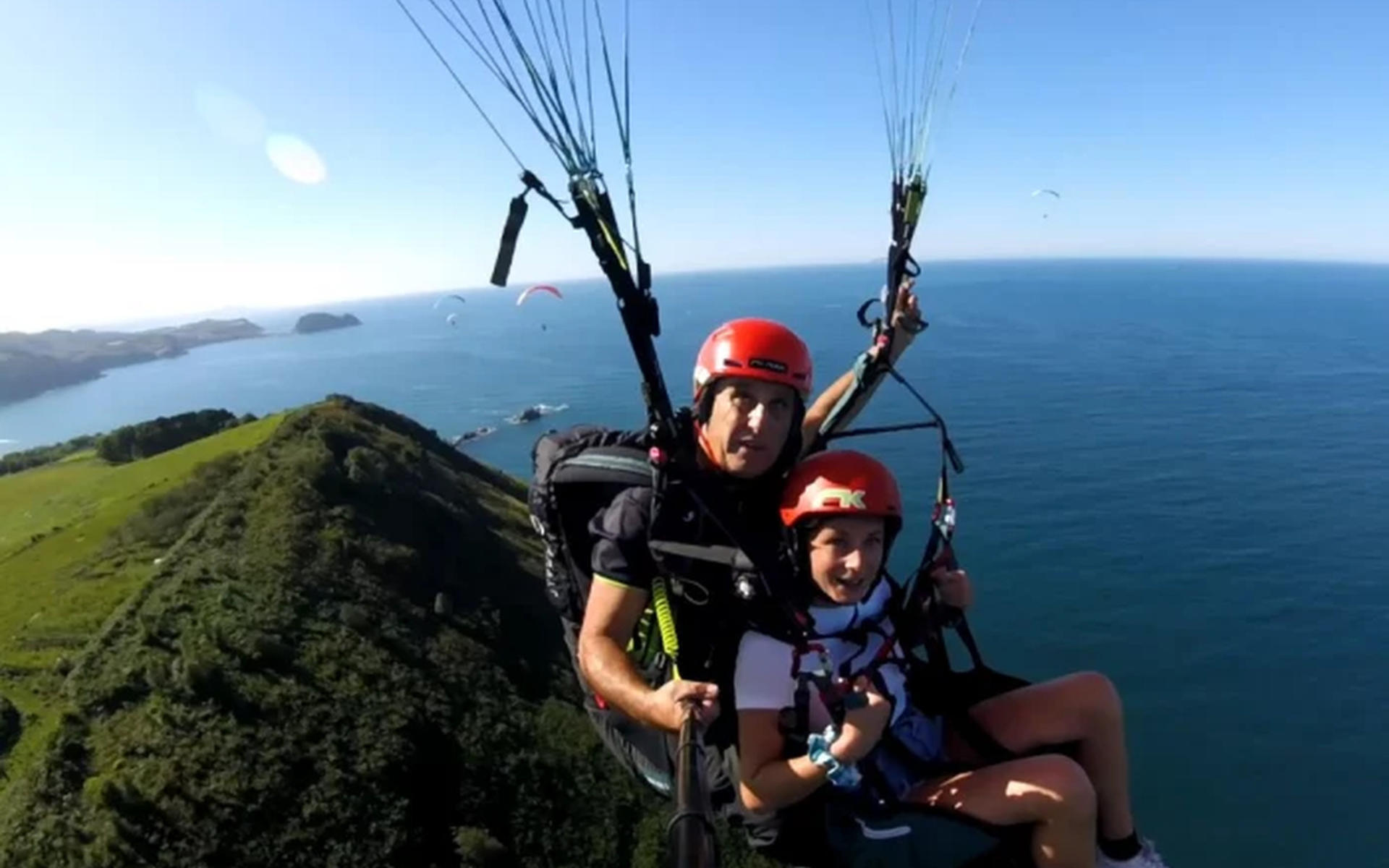 Paragliding Experience in San Sebastian - Thumbnail 3