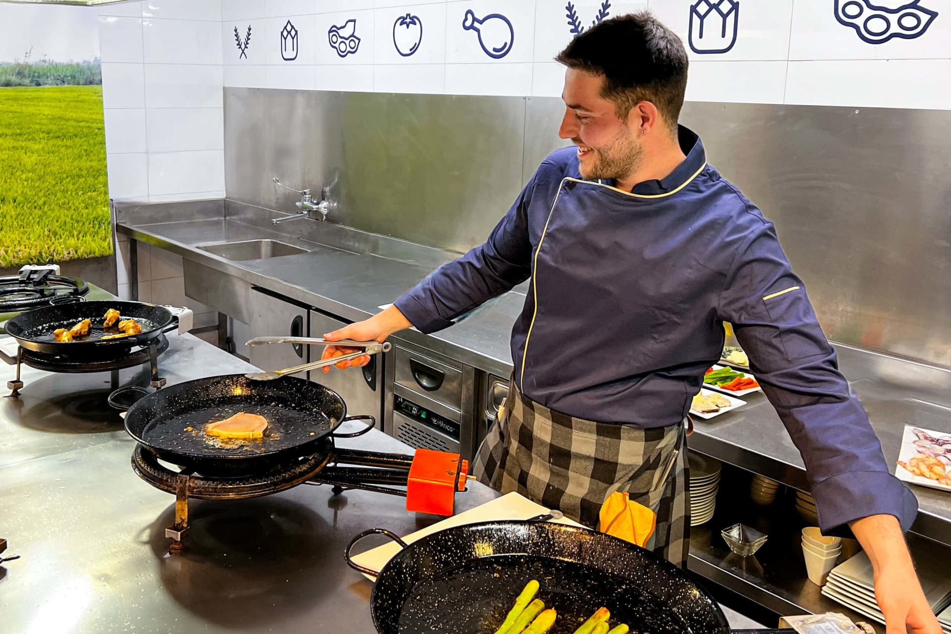 Paella cooking class with optional central market tour in Valencia - Thumbnail 4
