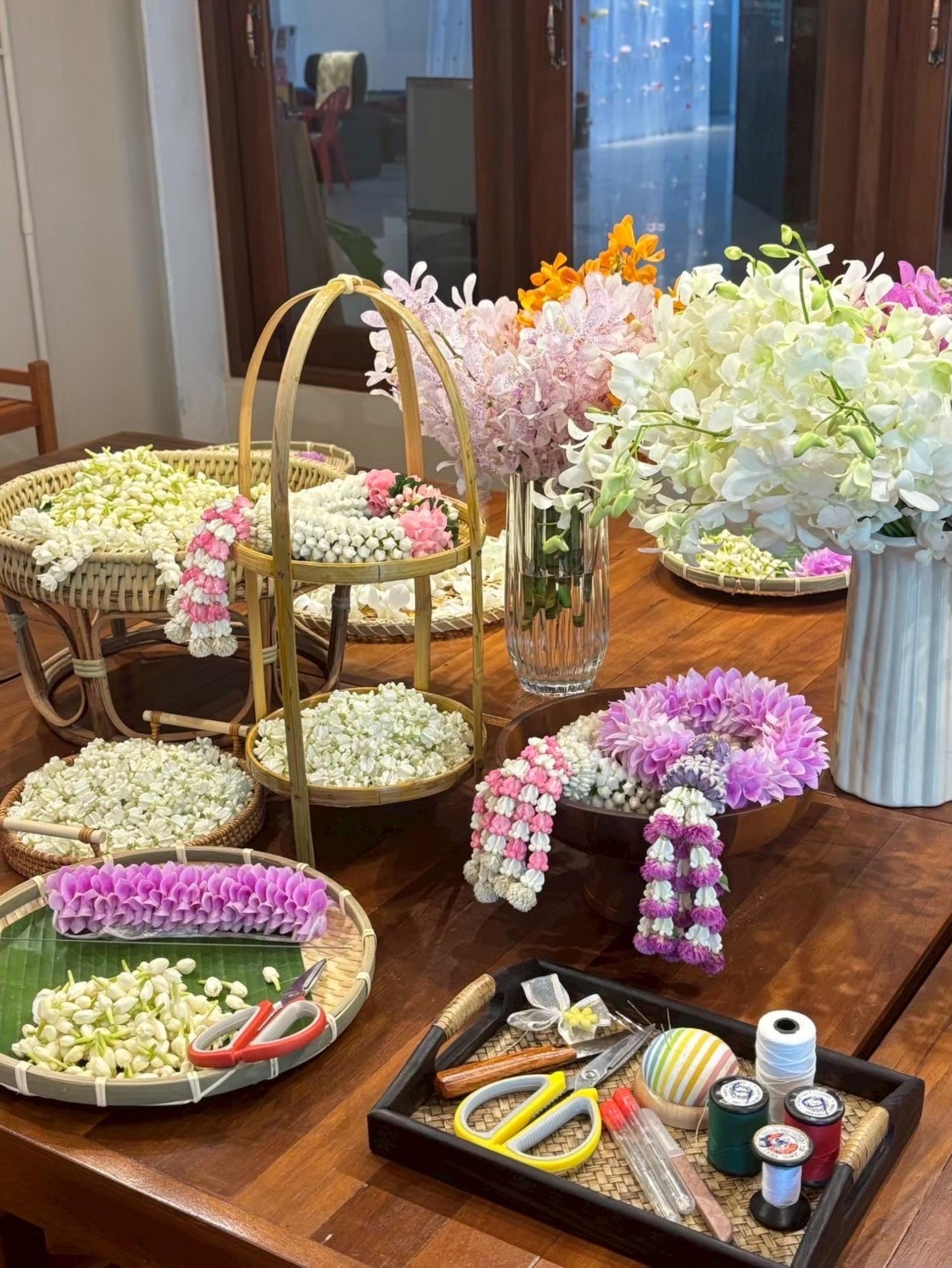 White Lotus Thai Garland Workshop at Pak Khlong Talat Market Tour in Bangkok - Thumbnail 38