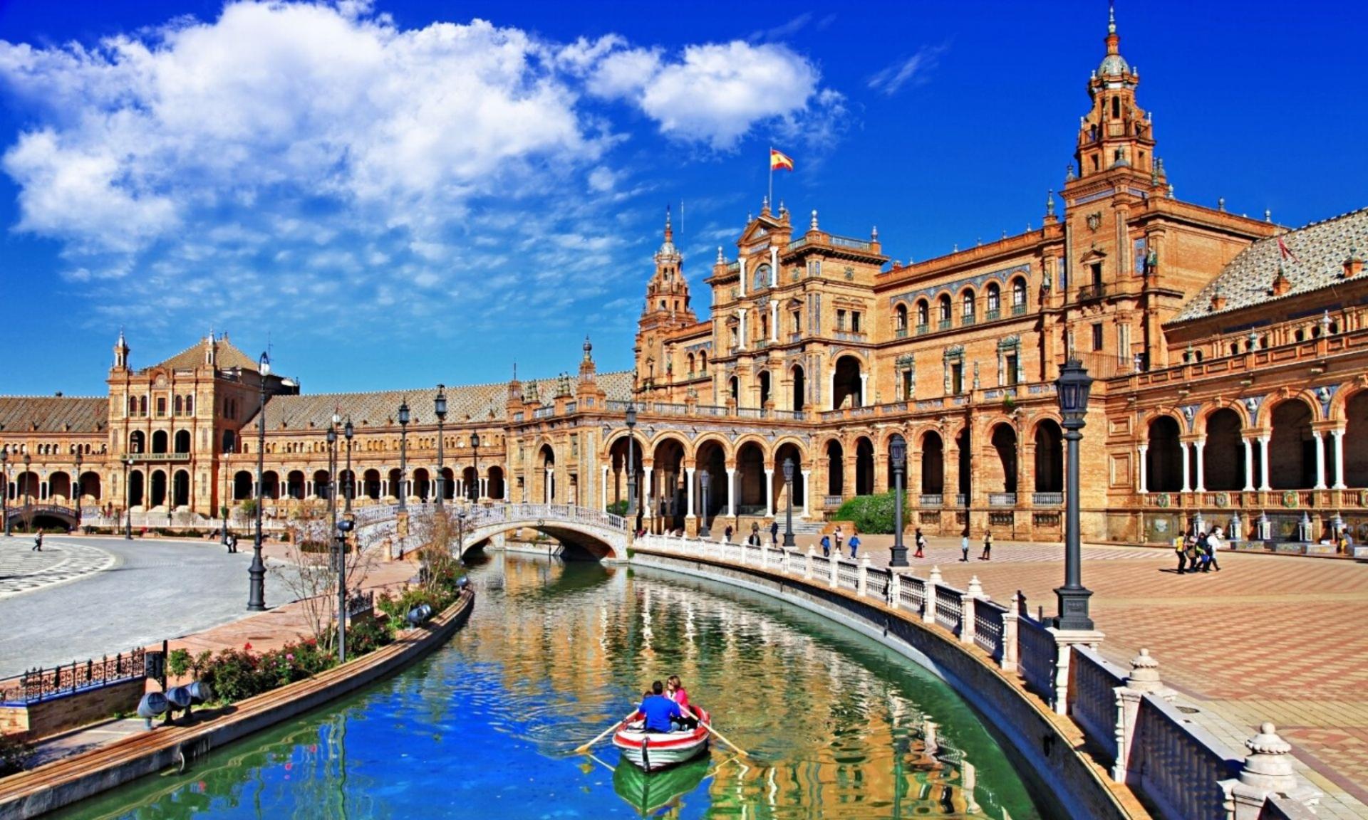 Cathedral, Alcazar, and Giralda guided tour in Seville - Image 1