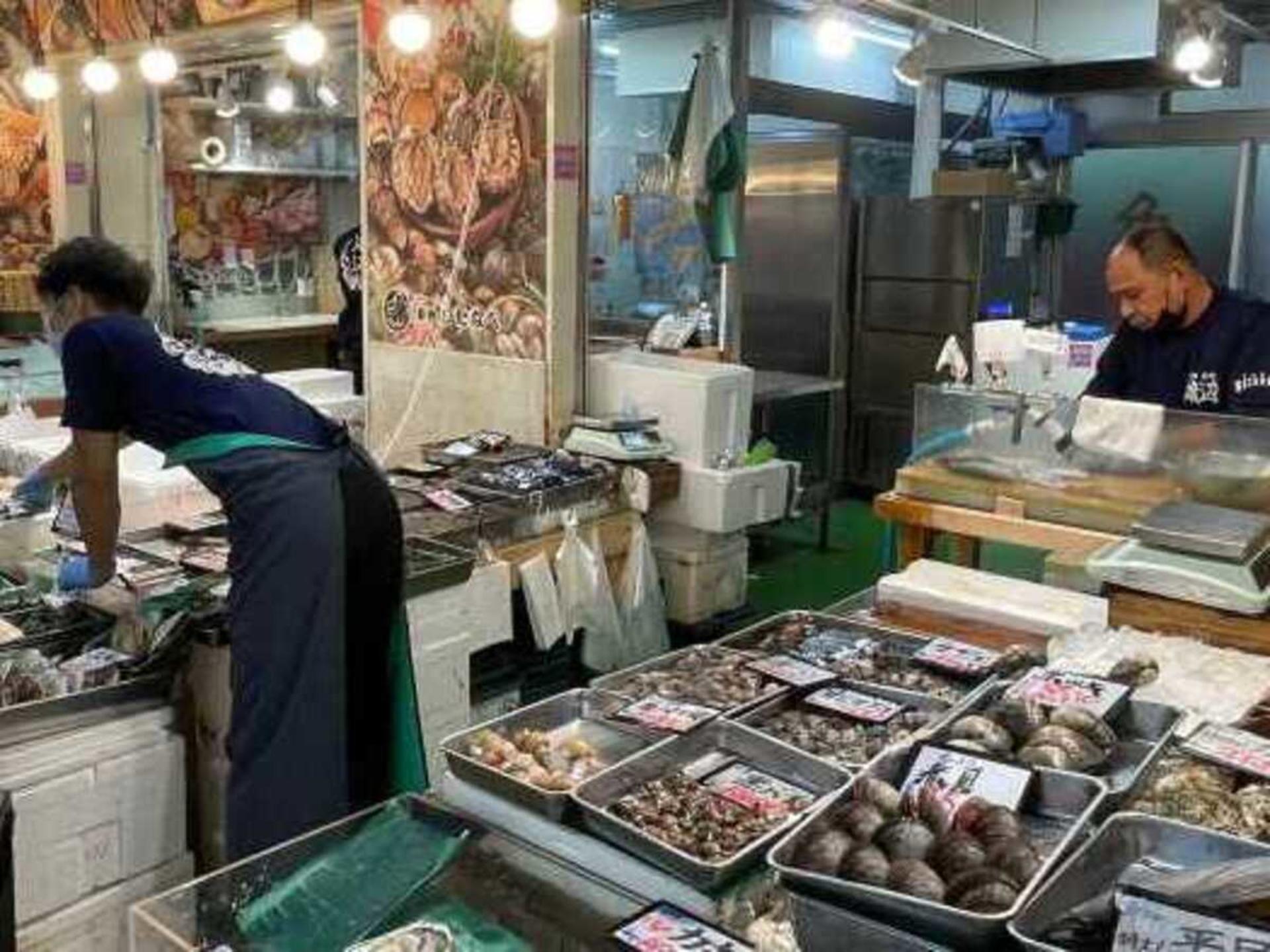 Tsukiji: Outer Market Walking Tour and Sake Tasting Experience - Thumbnail 3