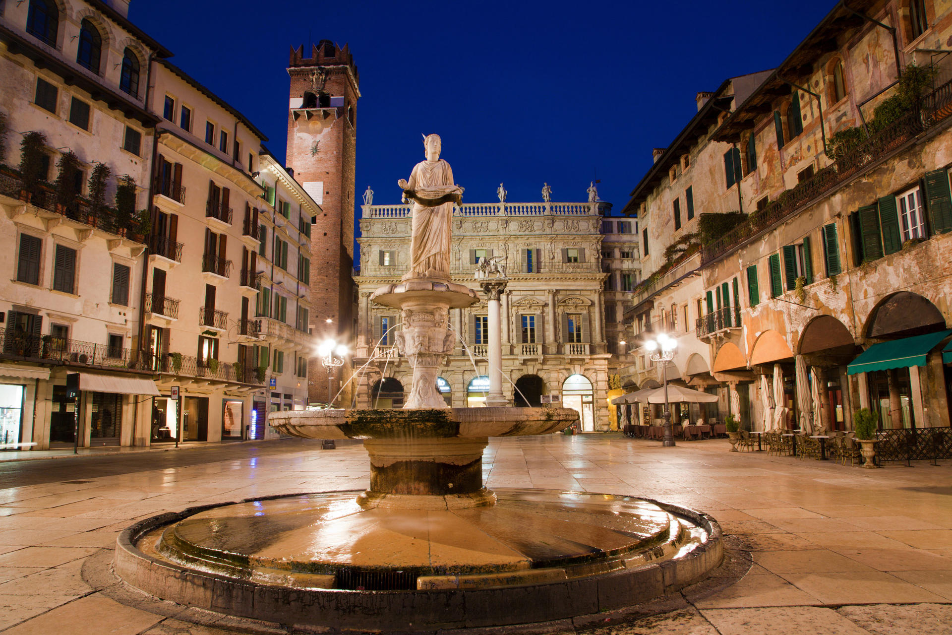 Verona Scavenger Hunt and City Highlights Day Trip - Thumbnail 3