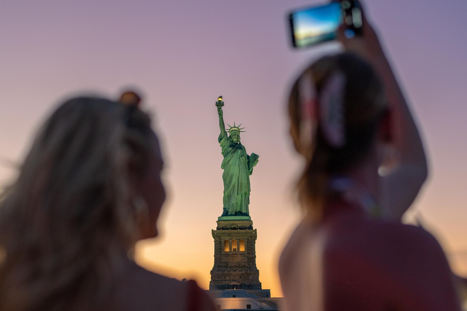 Statue at Sunset Cruise Experience in New York - Thumbnail 4