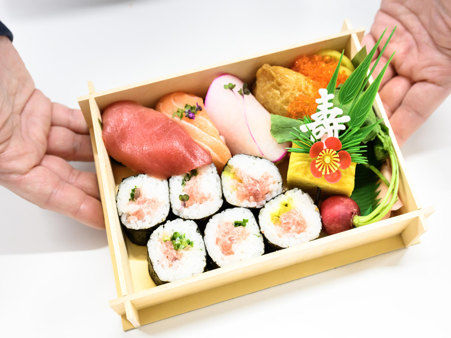 1-Hour Sushi Bento Making in Tsukiji Fish Market - Thumbnail 8
