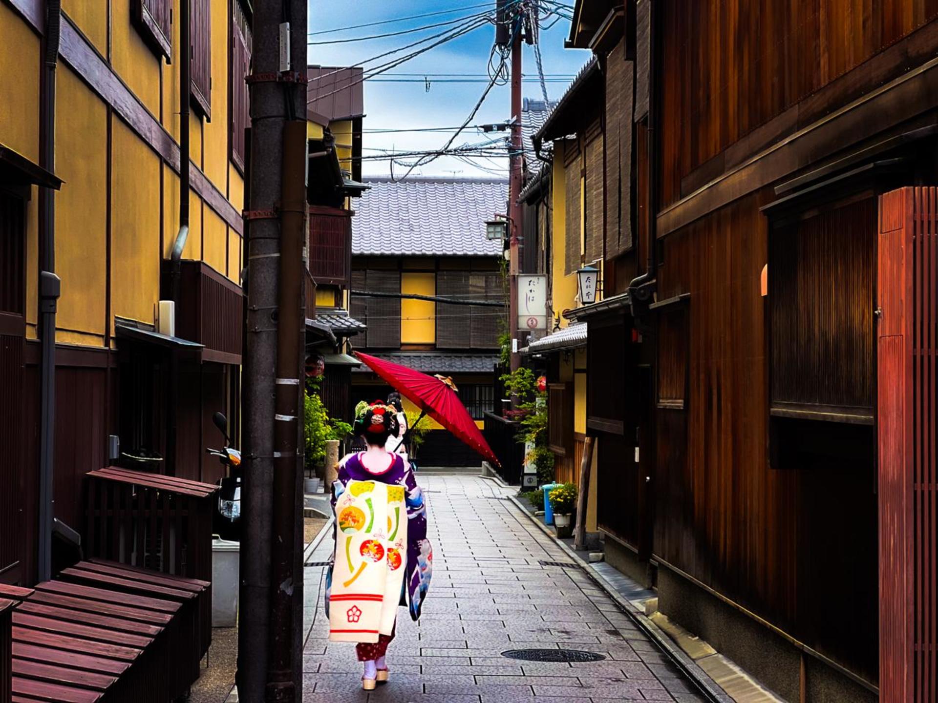 Kyoto: Gion and Geisha District Guided Walking Tour - Thumbnail 3