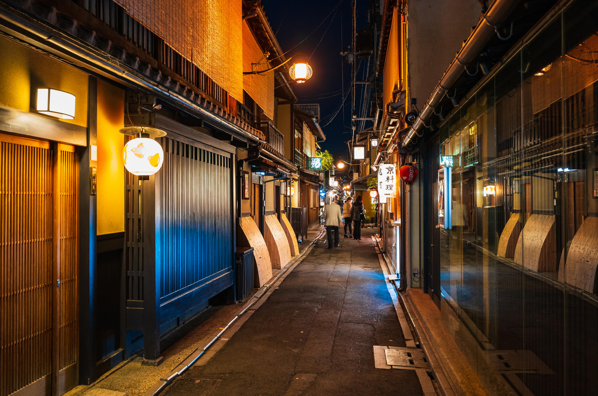 Kyoto Night Pub Crawl: Pontocho & Gion Hidden Alley Bars Tour - Thumbnail 7