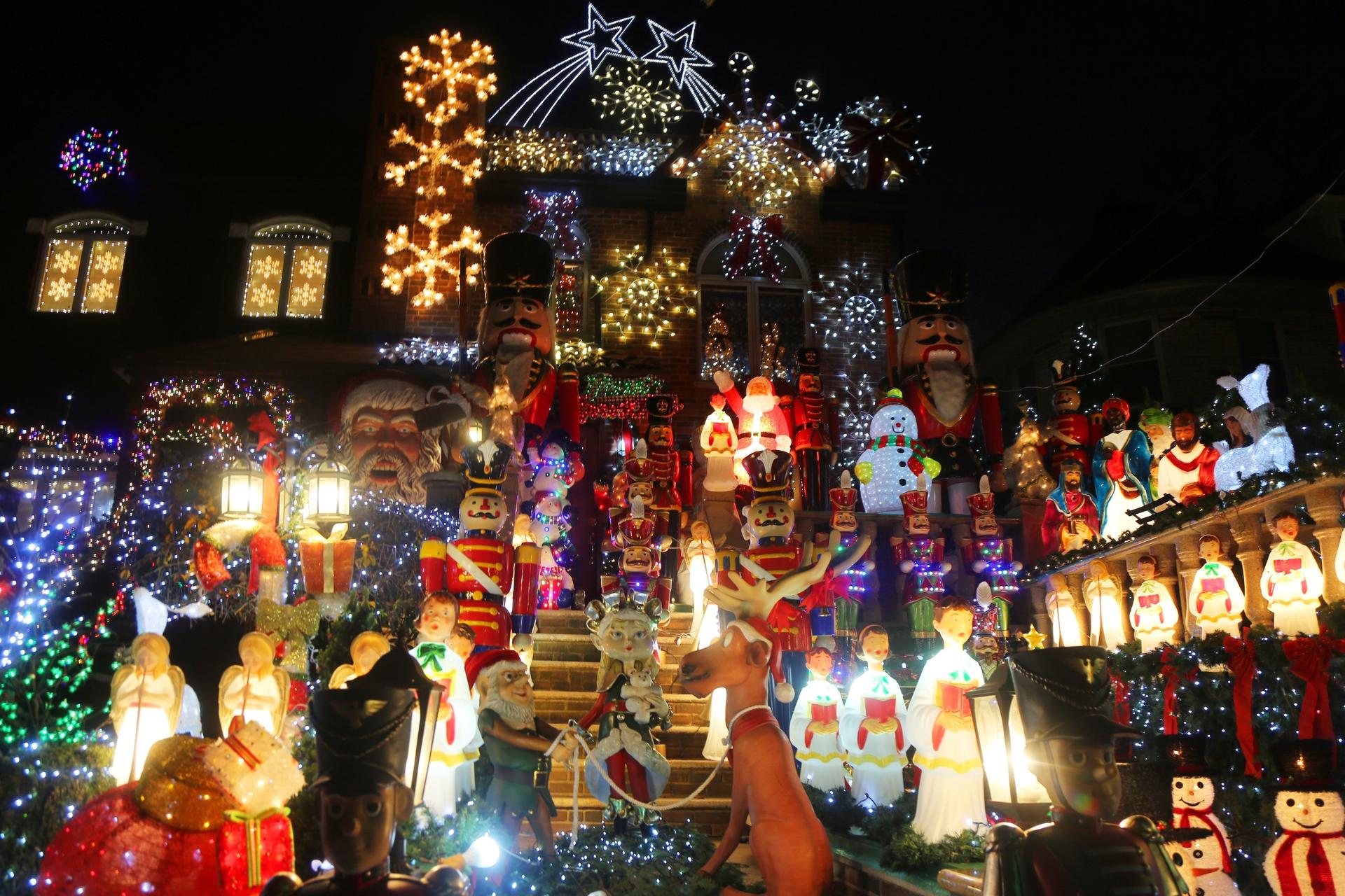 Dyker Heights Luxury Holiday Lights Tour in New York - Thumbnail 3