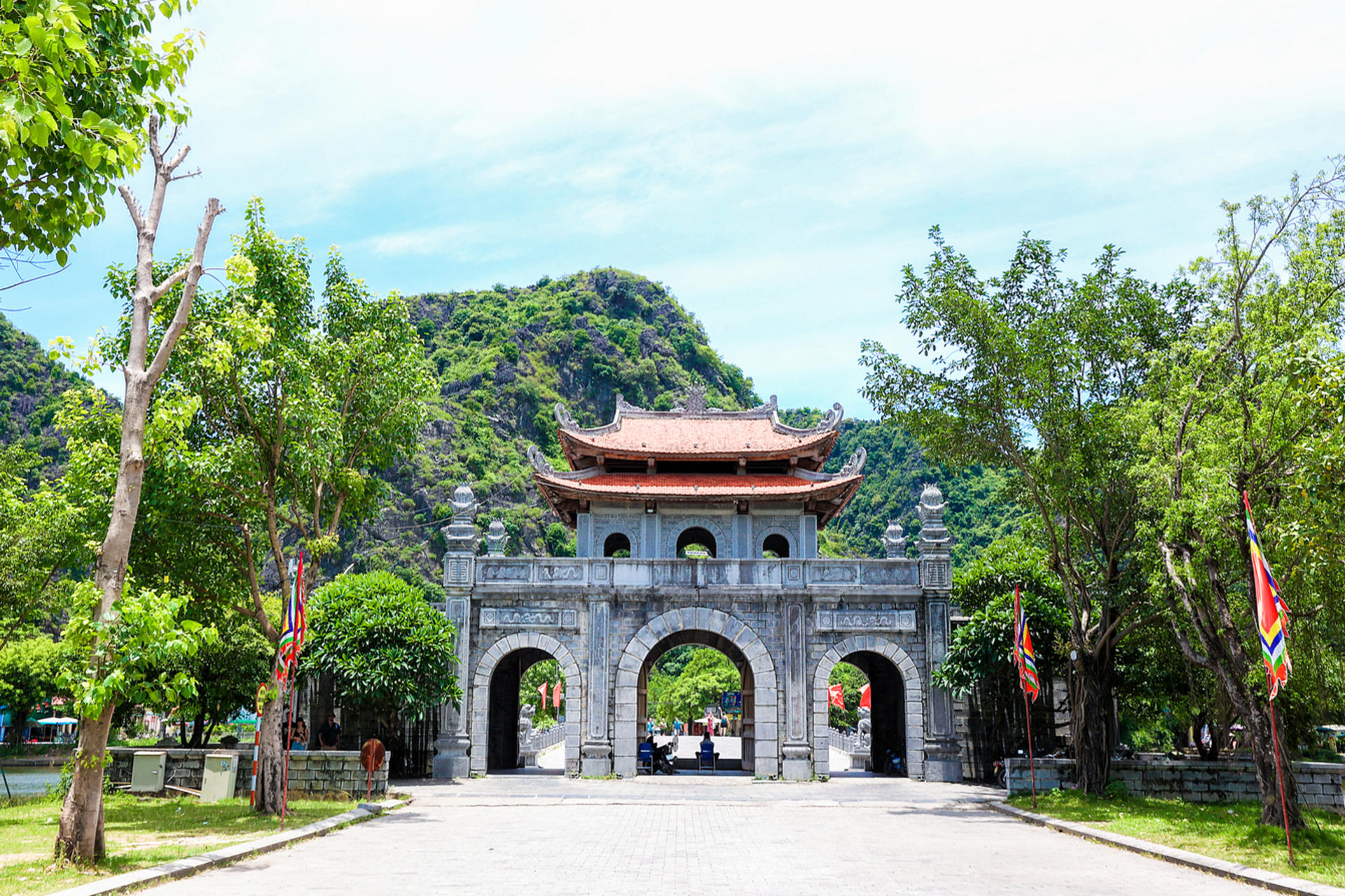 Explore Ninh Binh's Best: Hoa Lu, Tam Coc, and Mua Cave - Thumbnail 2