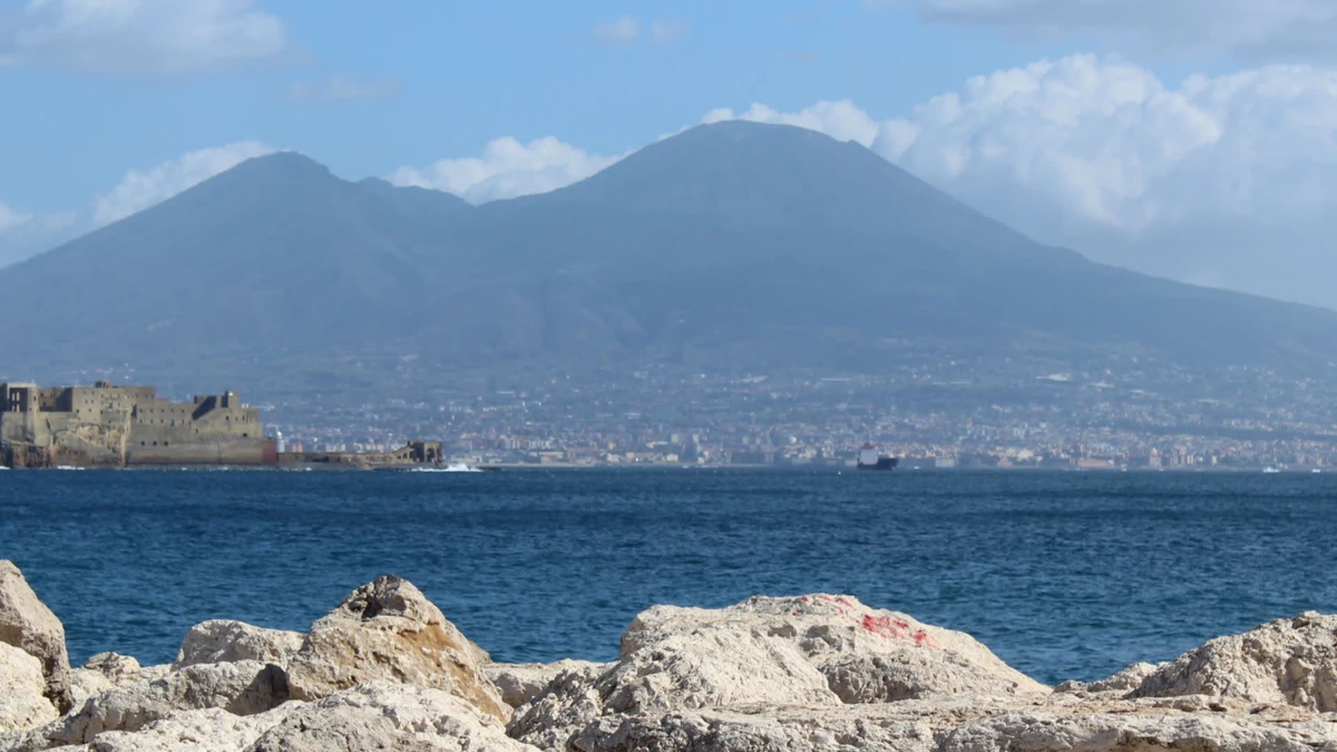 Street food tour with tastings and sightseeing in Naples
