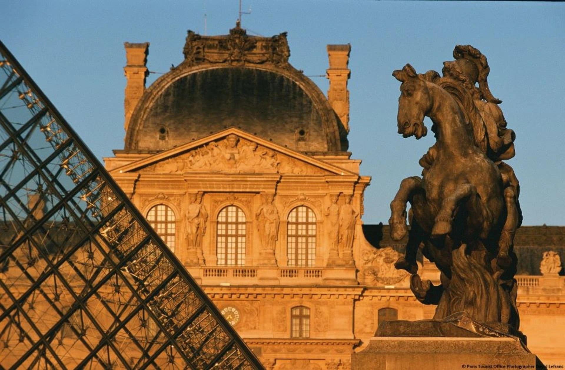 Louvre Museum and Seine River Cruise Tour - Thumbnail 6
