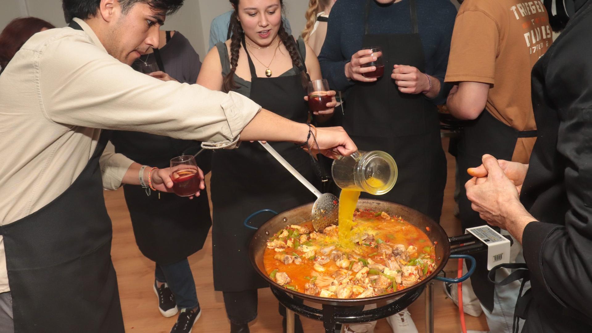 Paella and sangria workshop in Madrid - Thumbnail 2