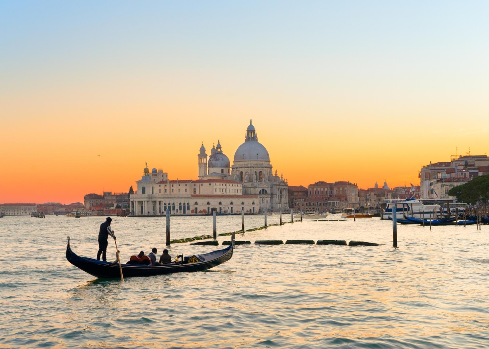 Grand Canal Romantic Gondola Ride in Venice - Thumbnail 14
