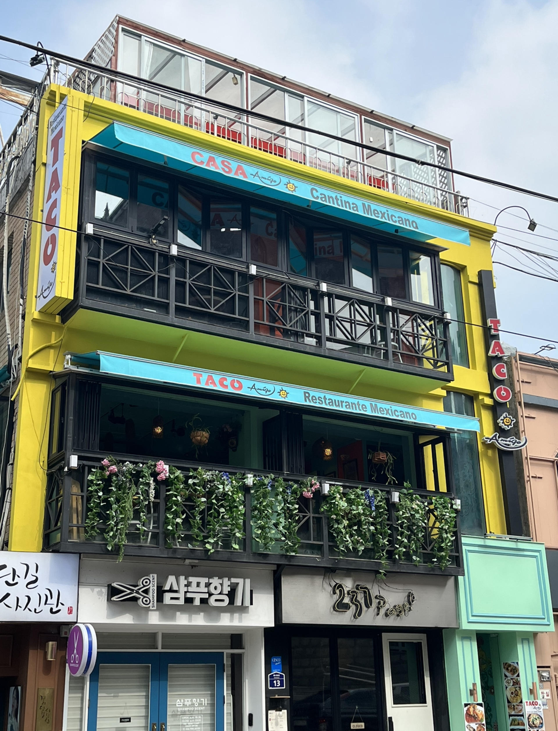 Seoul: Itaewon Trivia and Drag Night with Drinks & Prizes - Thumbnail 2