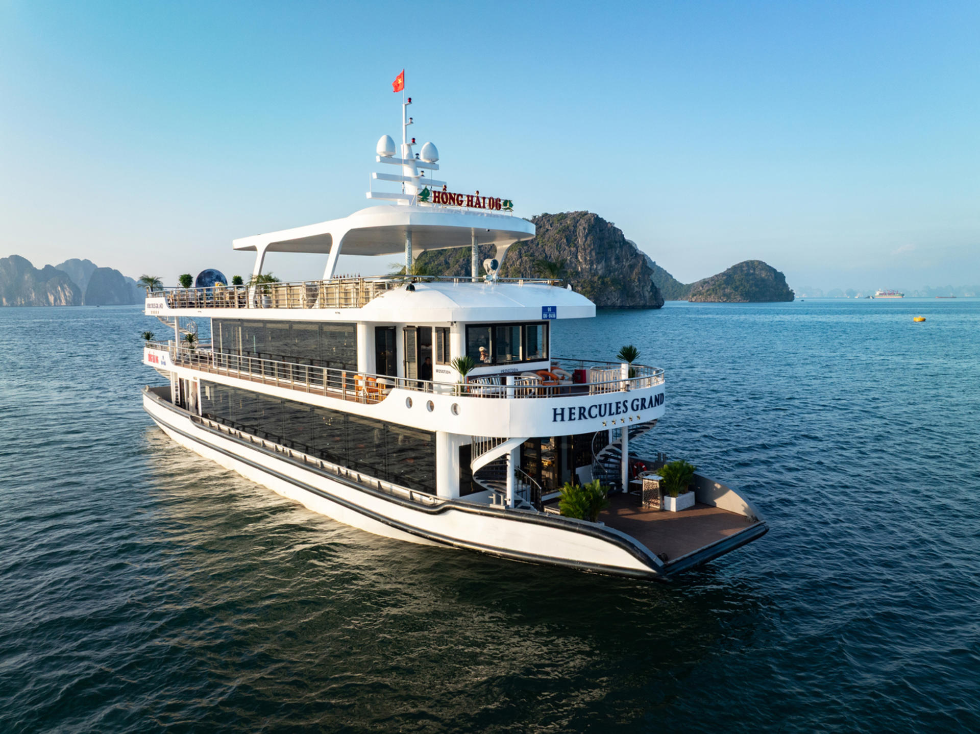 Hercules Grand Luxury Day Cruise: Ha Long Bay, Sung Sot, Ti Top - Thumbnail 2