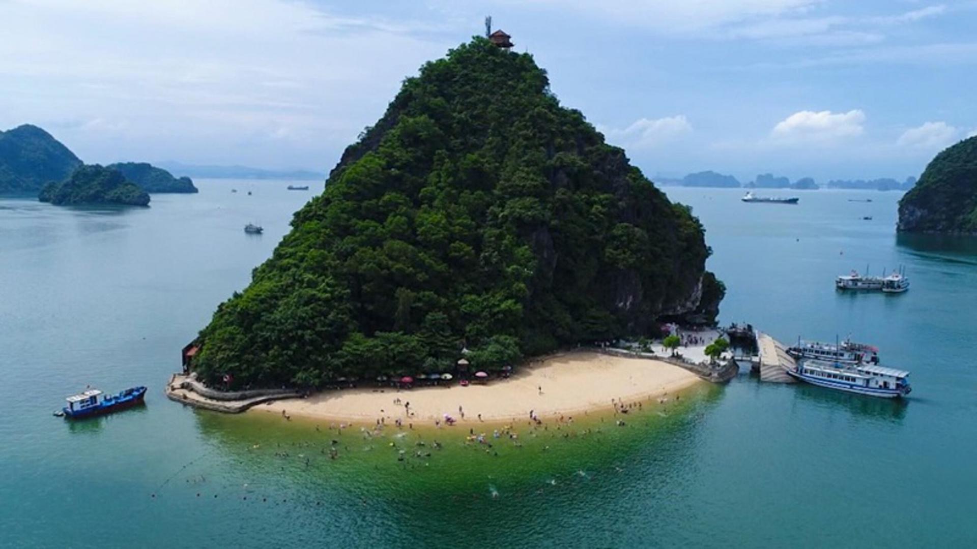 Diamond Era Luxury Day Cruise: Ha Long Bay, Sung Sot, Ti Top - Thumbnail 25