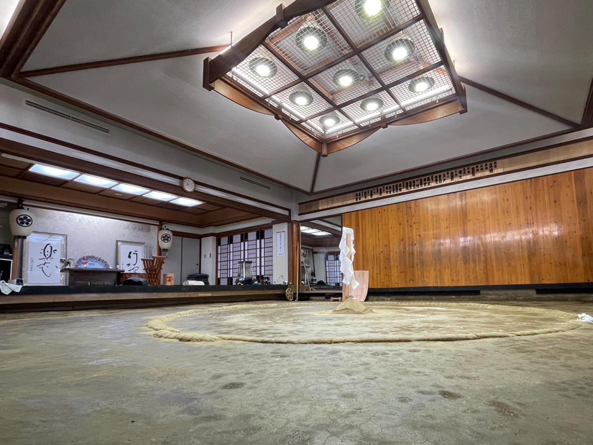 Tokyo Sumo Practice Viewing Guided Tour and Photo with Sumo Wrestler - Thumbnail 14
