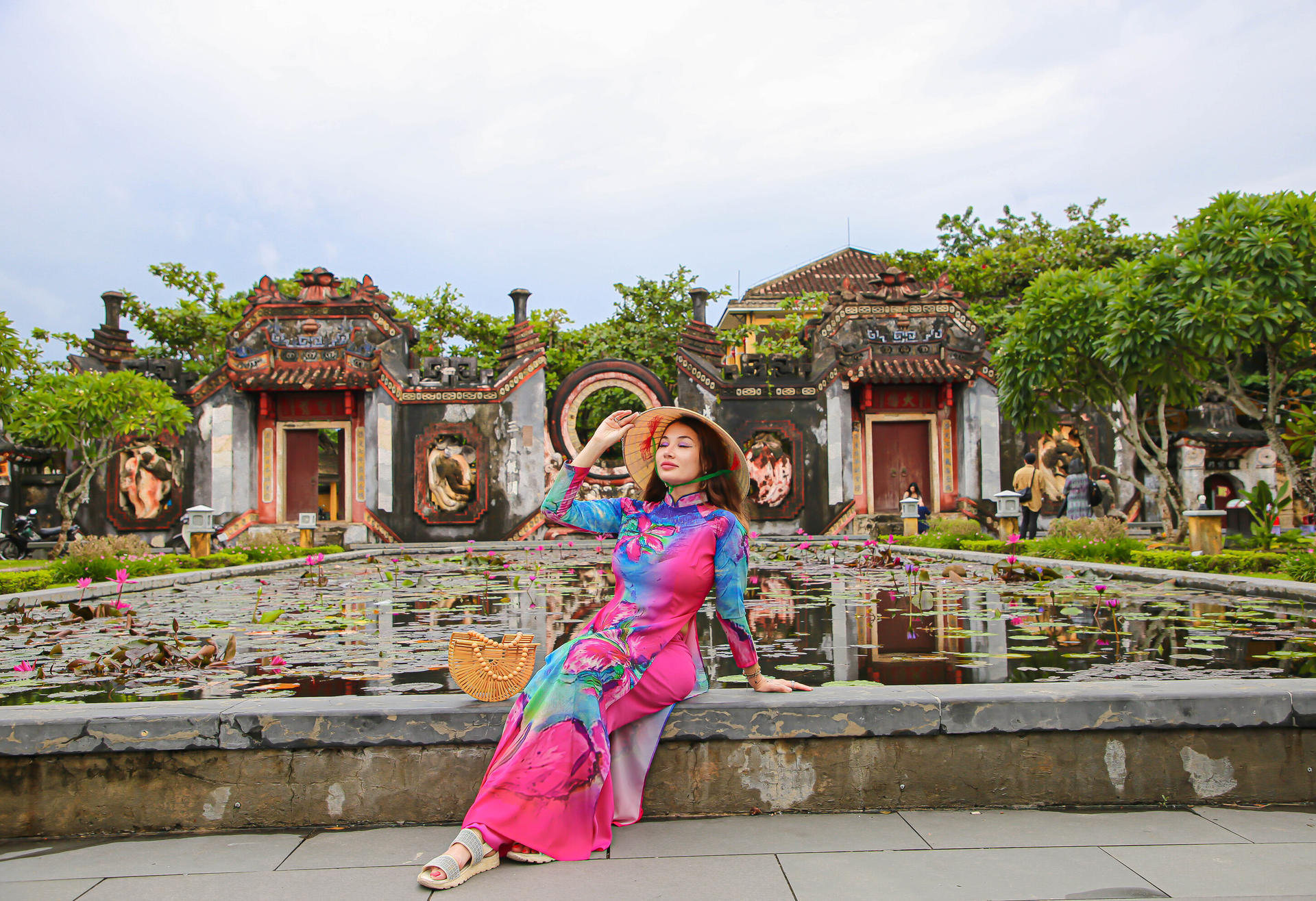 Hoi An: Private Photoshoot & Guided Walking and Posing - Thumbnail 17