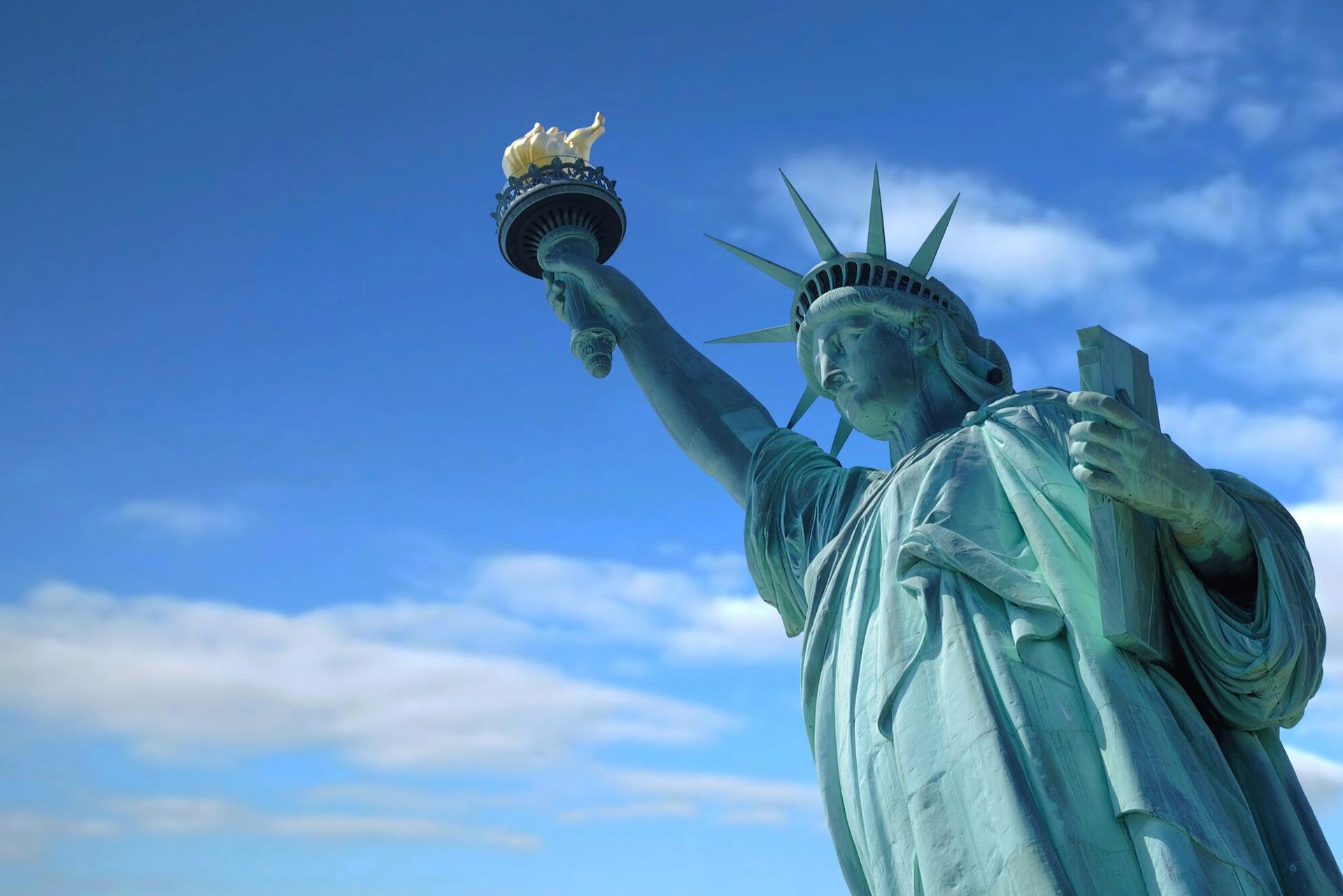 Statue of Liberty and Ellis Island Guided Tour in New York - Thumbnail 2