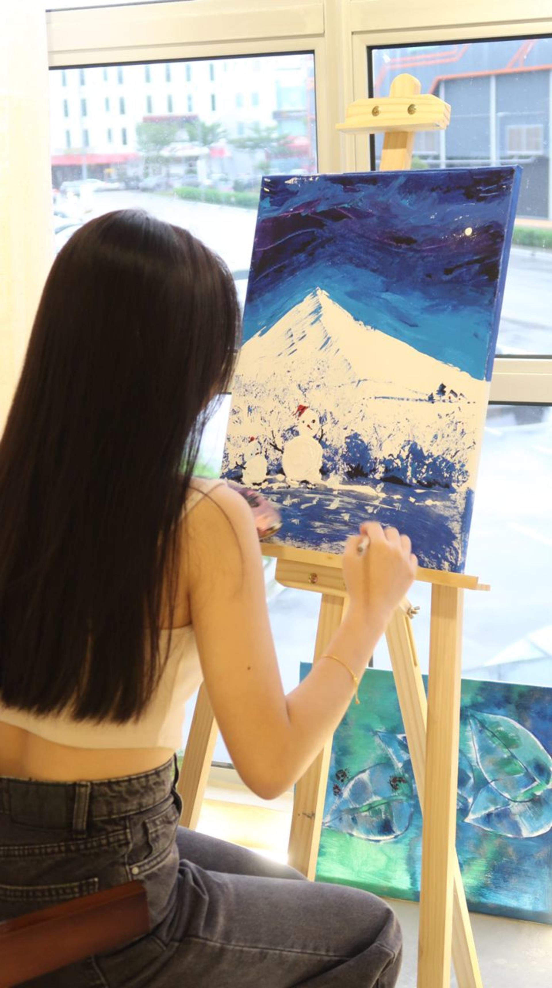 Acrylic & Quartz Painting Workshop at Slow Day Cafe in Johor Bahru - Image 1