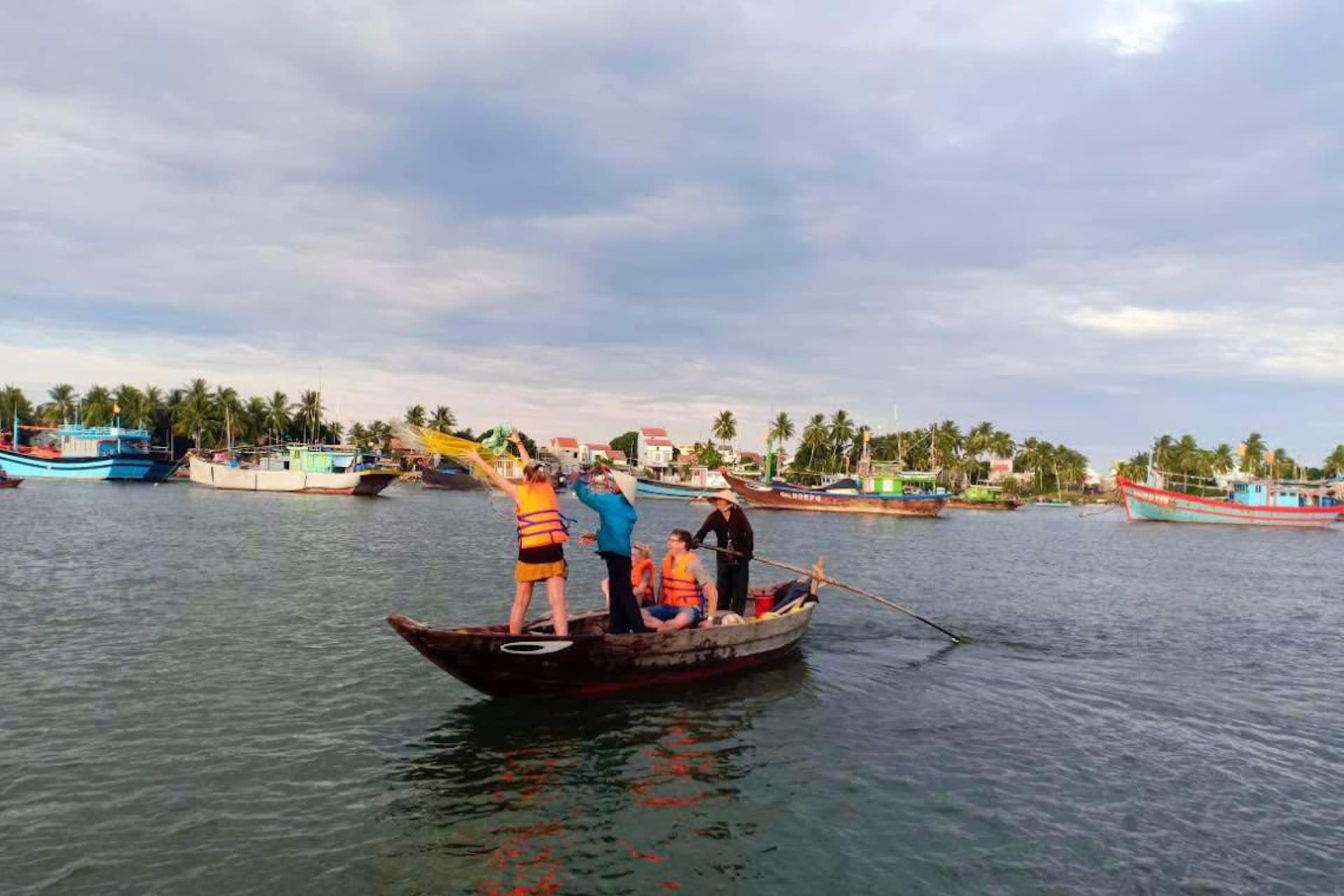 Hoi An: Sunset Boat Trip with Net Fishing Experience - Thumbnail 9