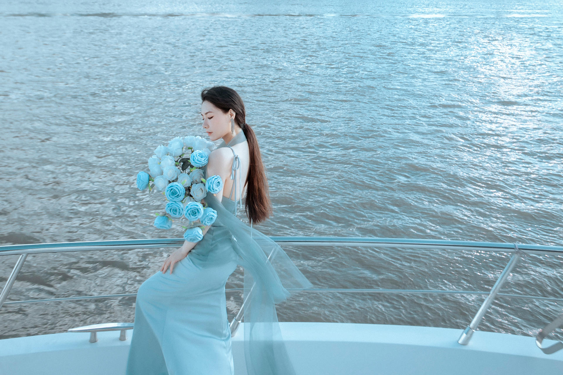 Shanghai Bund single person yacht photography service, approximately 2 hours, includes clothing and styling. - Thumbnail 13