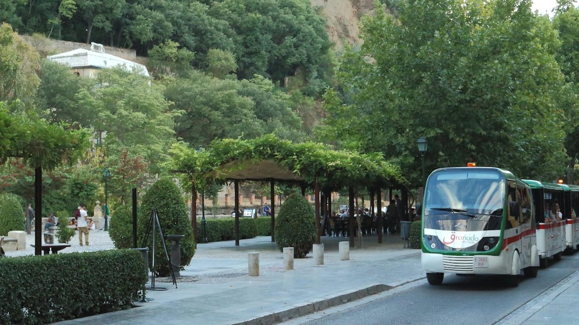 Hop-on hop-off Train in Granada - Thumbnail 3