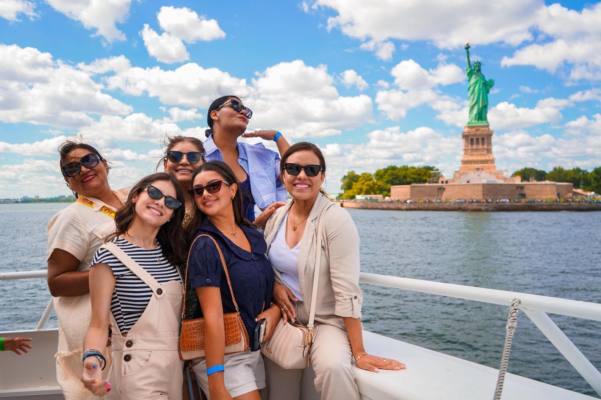 Starship NYC Landmark 90 Min Sightseeing Cruise - Thumbnail 5