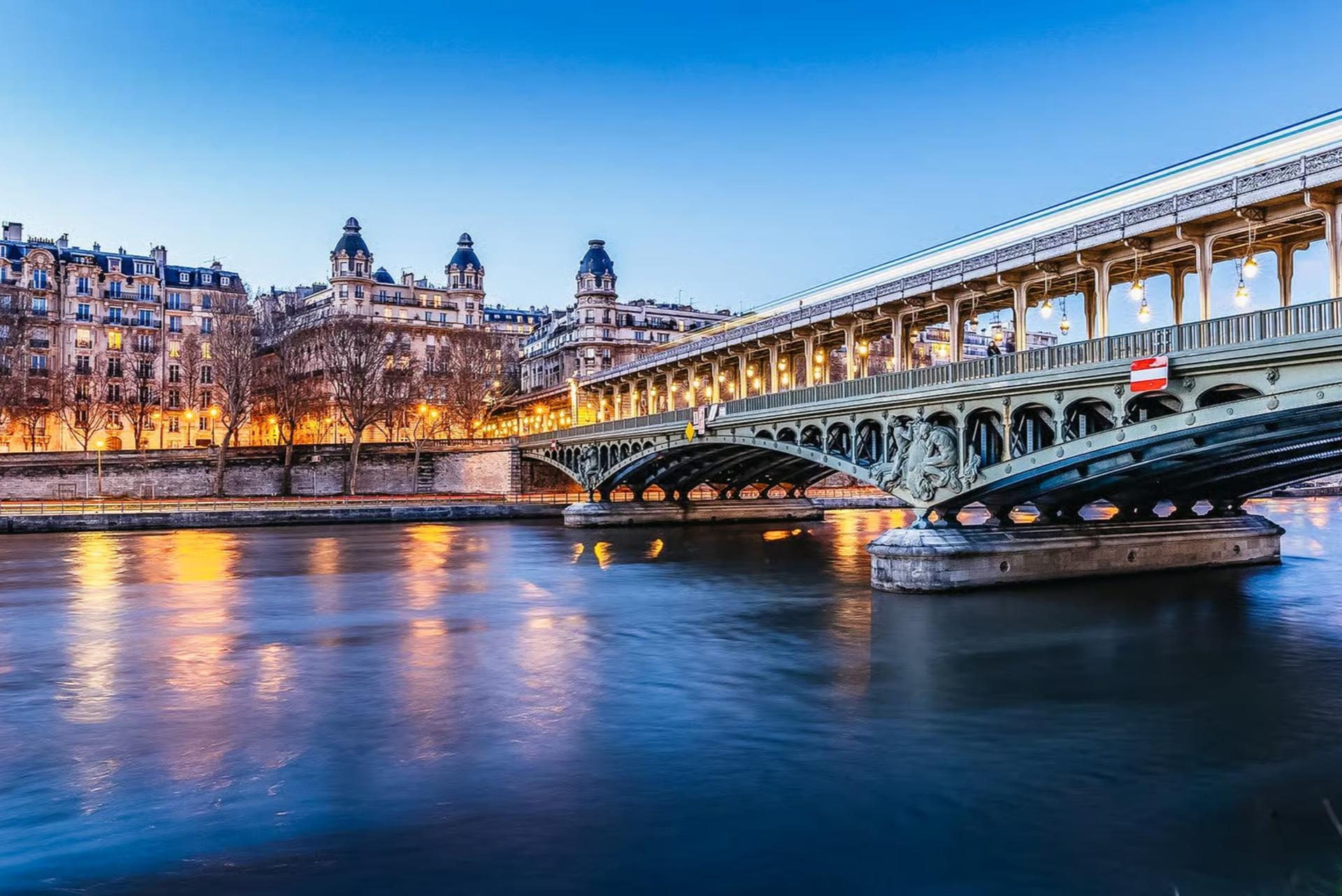 Paris Seine River Cruise Tour at Night with Waffle Tasting - Thumbnail 7