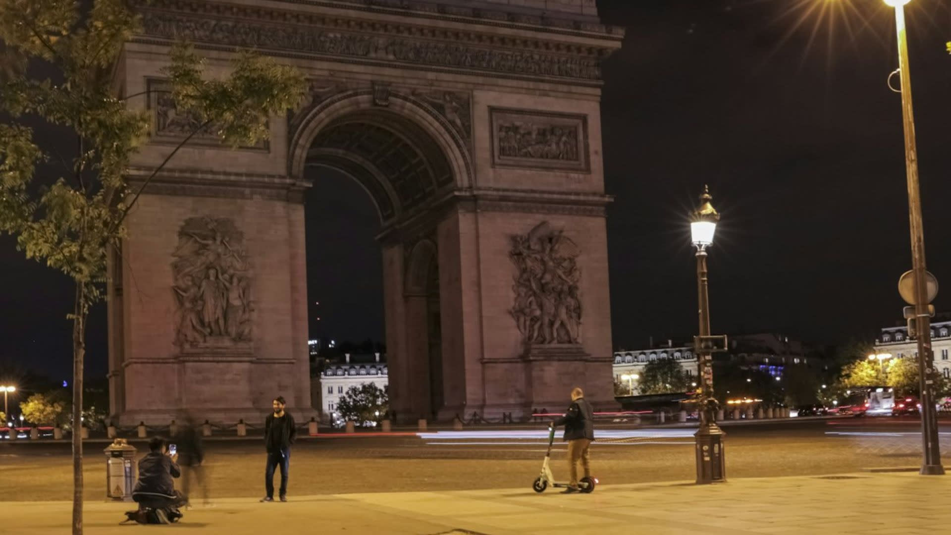 Eiffel Tower floor access and night Illumination trip in Paris - Thumbnail 3