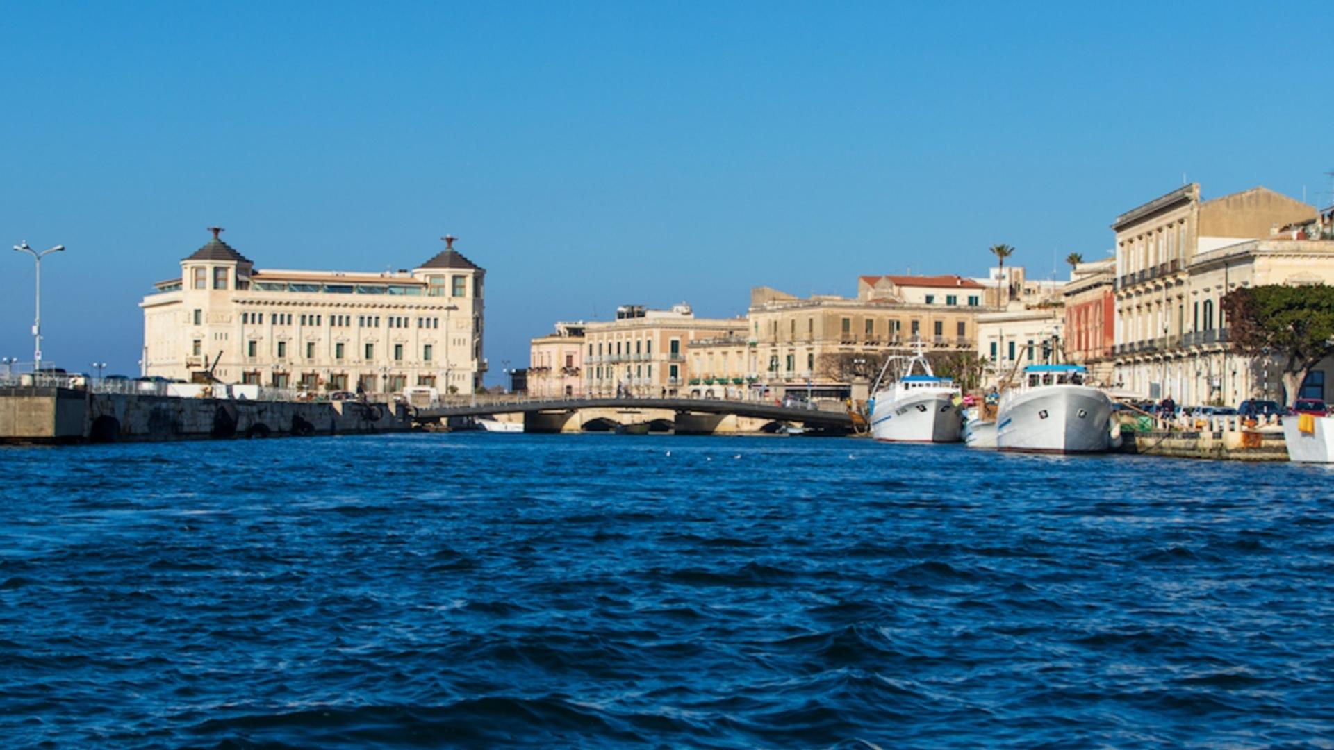 Boat cruise experience with sunset and drinks in Ortigia  - Thumbnail 5