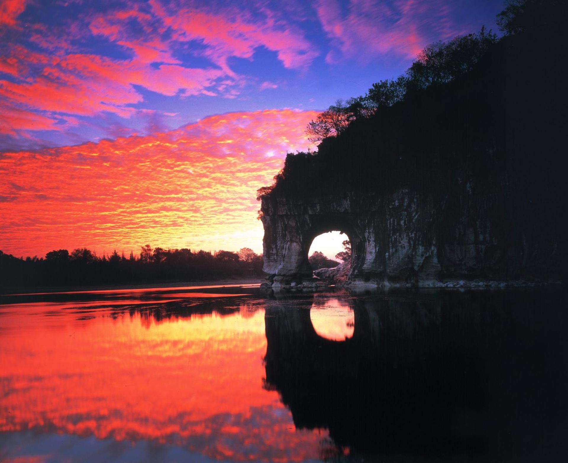 Elephant Trunk Hill Scenic Area - Thumbnail 2
