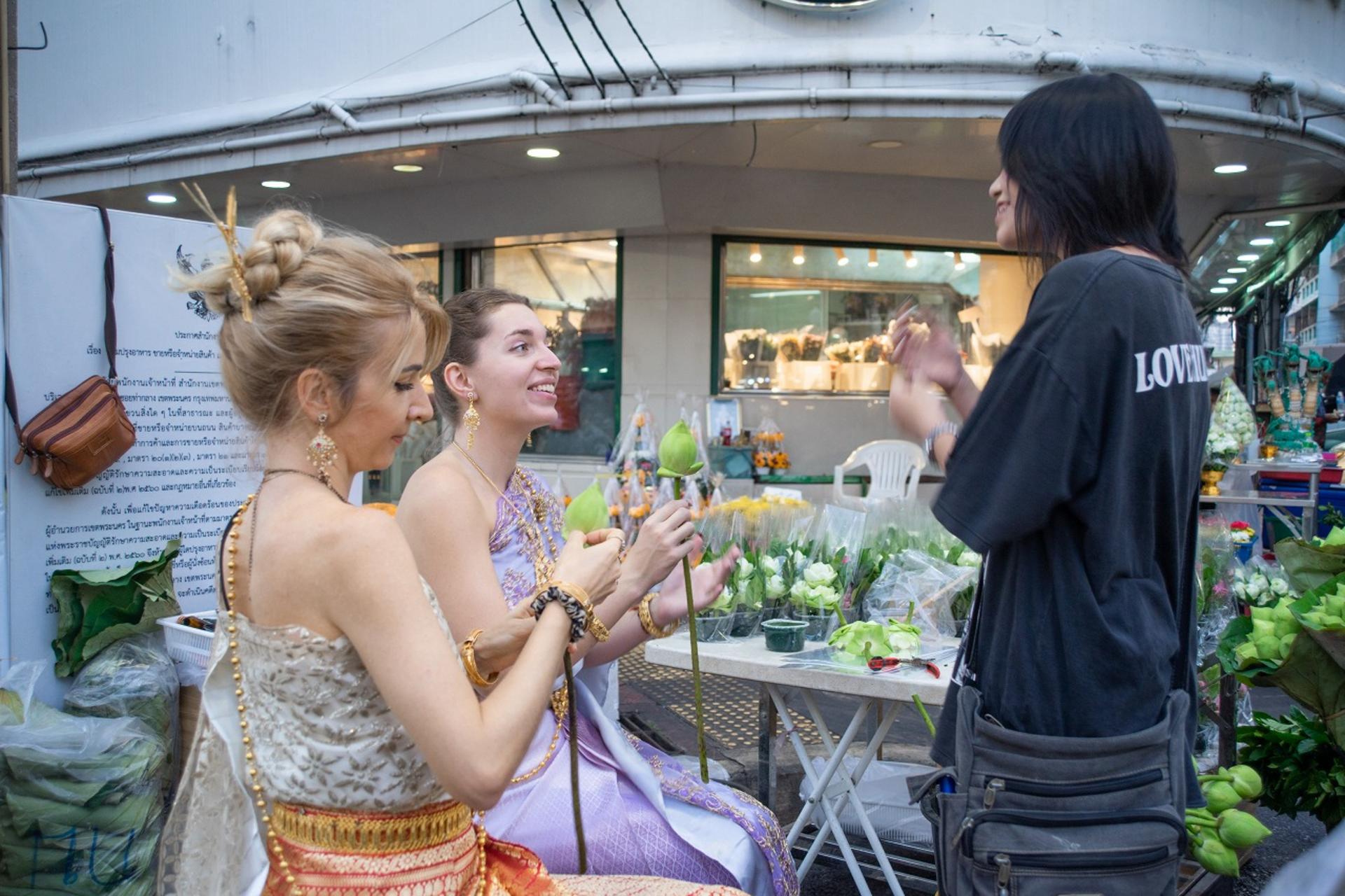 Thai Costume Pro Photo Tour by Tuk Tuk: Wat Arun & Flower Market - Thumbnail 4