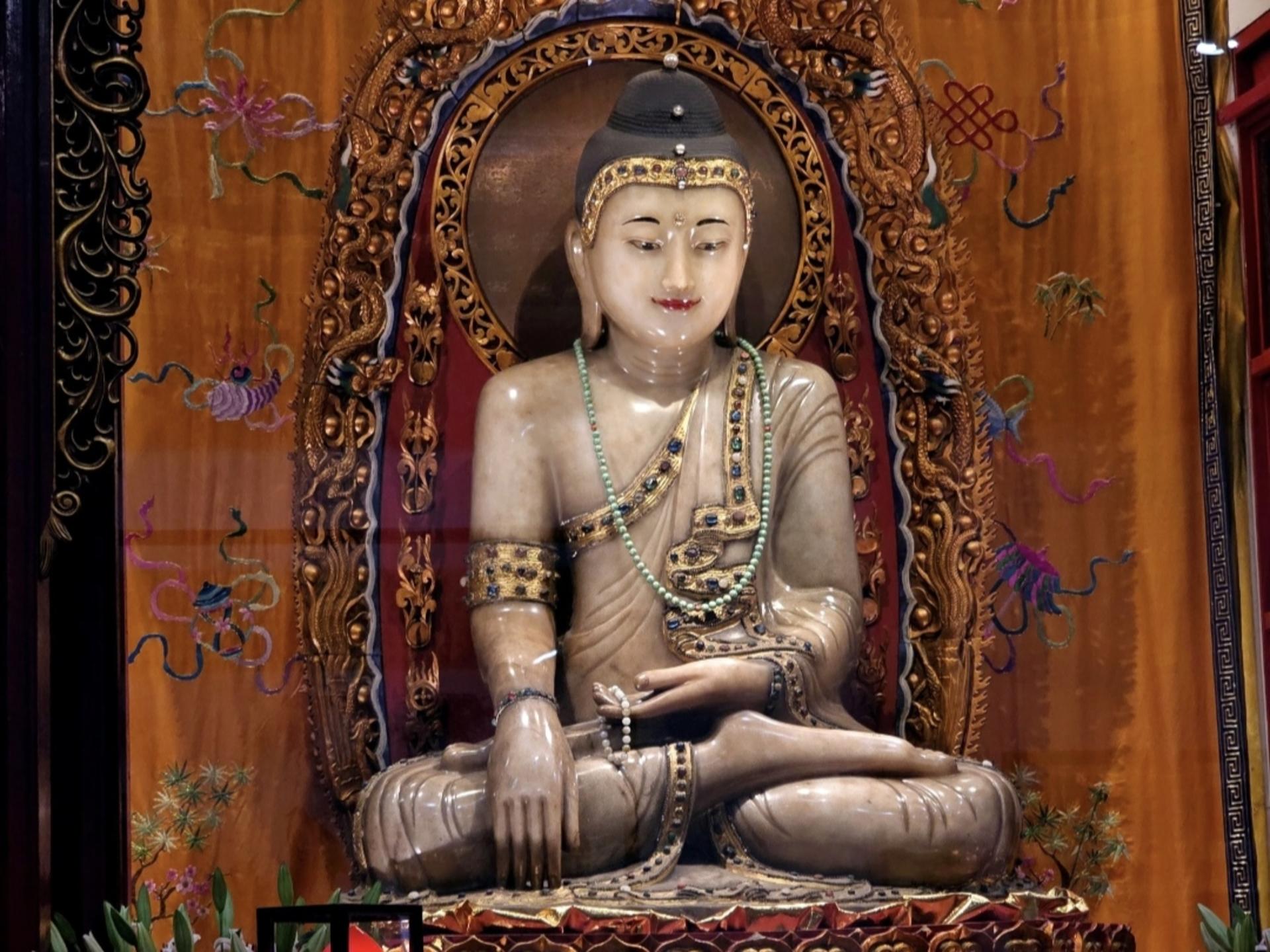 One-Day Tour of Shanghai Jade Buddha Temple (Sutra Copying, Worship) - Thumbnail 2