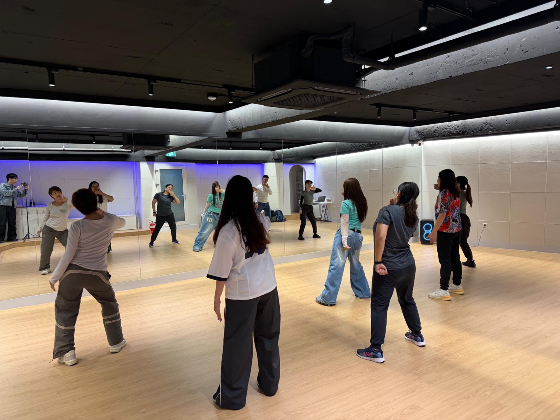 Best Kpop Dance Class in Myeongdong, Seoul (Photos & Video) - Thumbnail 4